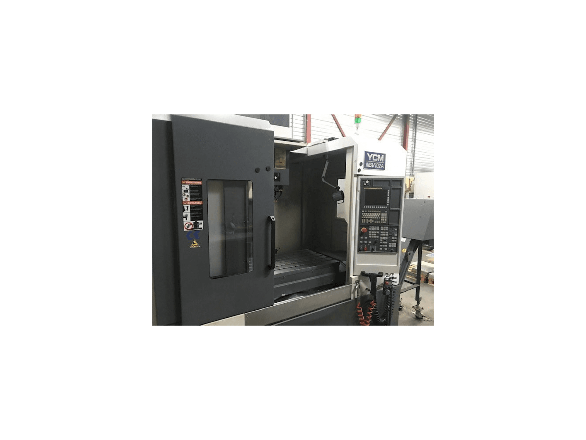 Čelní pohled na YCM NSV102A stroj
