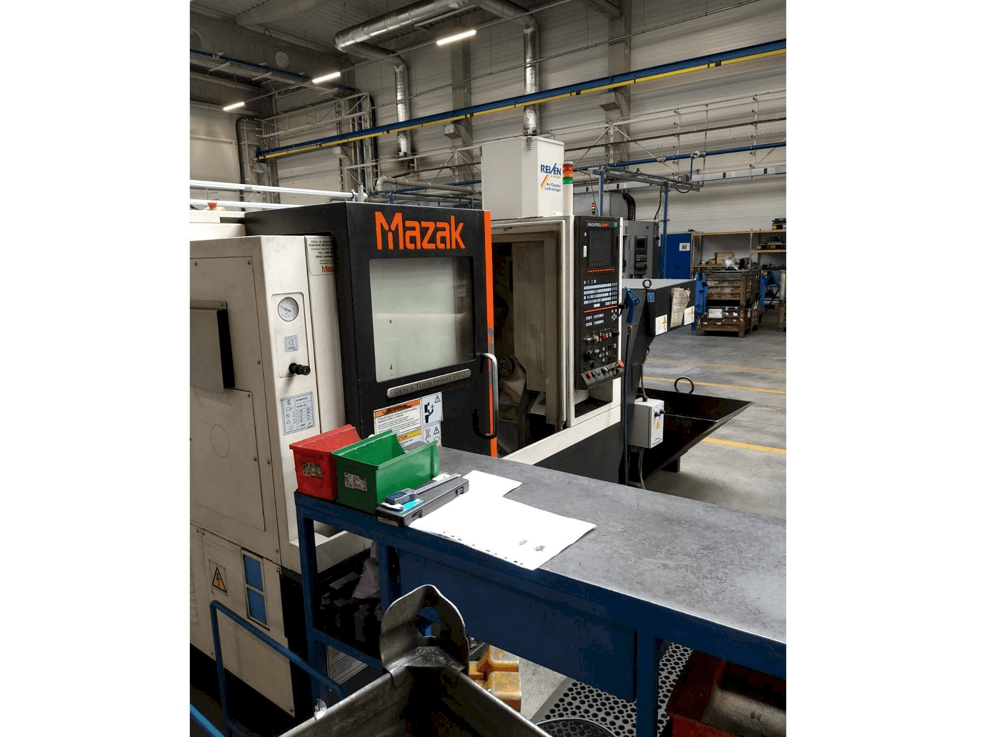 Čelní pohled na Mazak Quick Turn Smart 100 S stroj