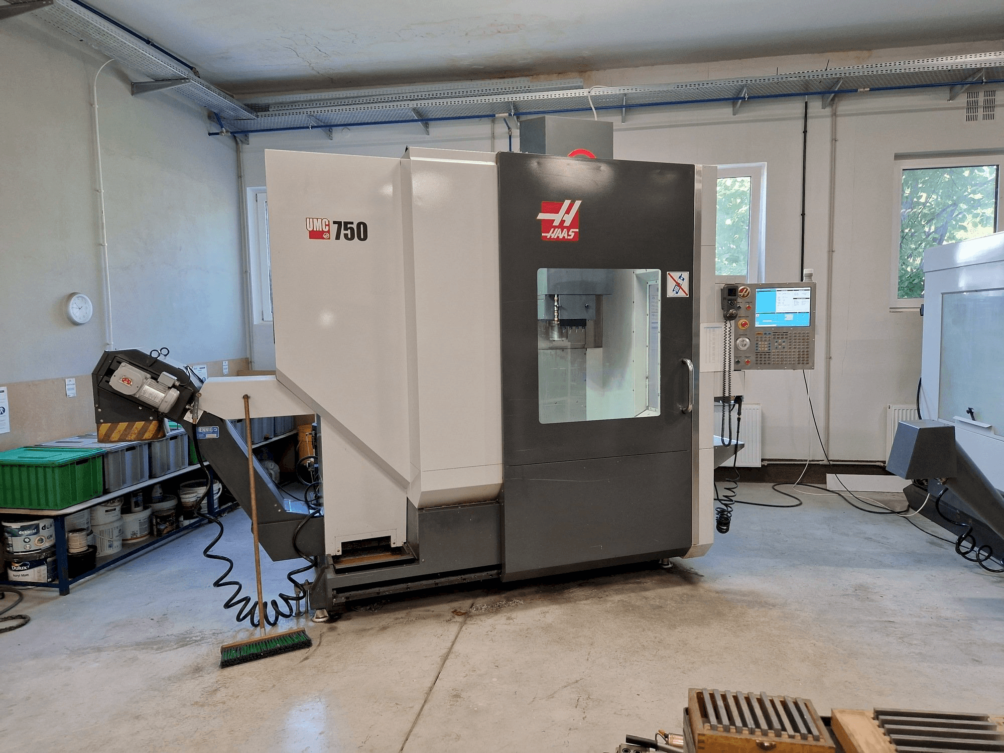 Čelní pohled na HAAS UMC-750 stroj