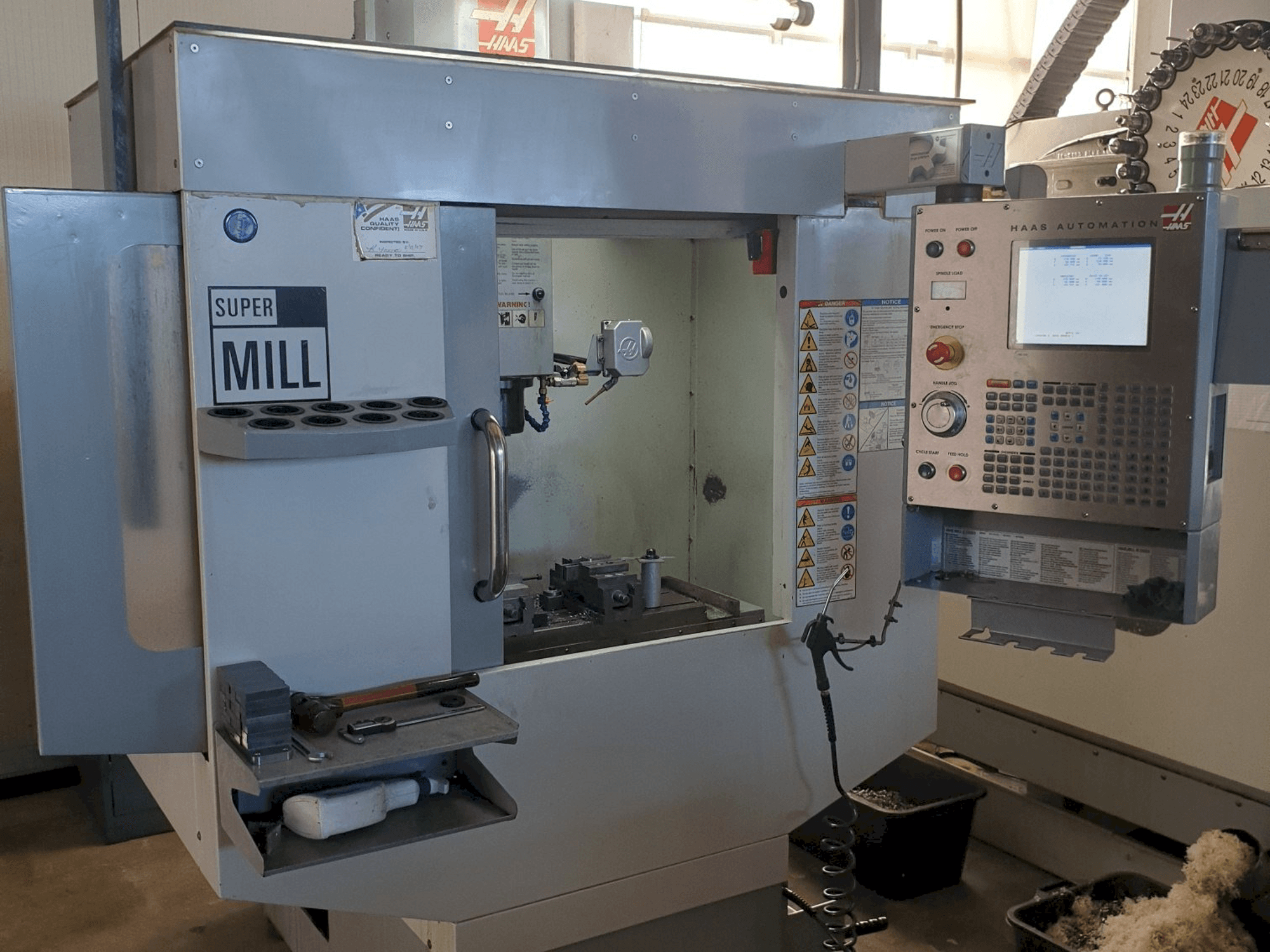 Čelní pohled na HAAS SUPER MINI MILL stroj