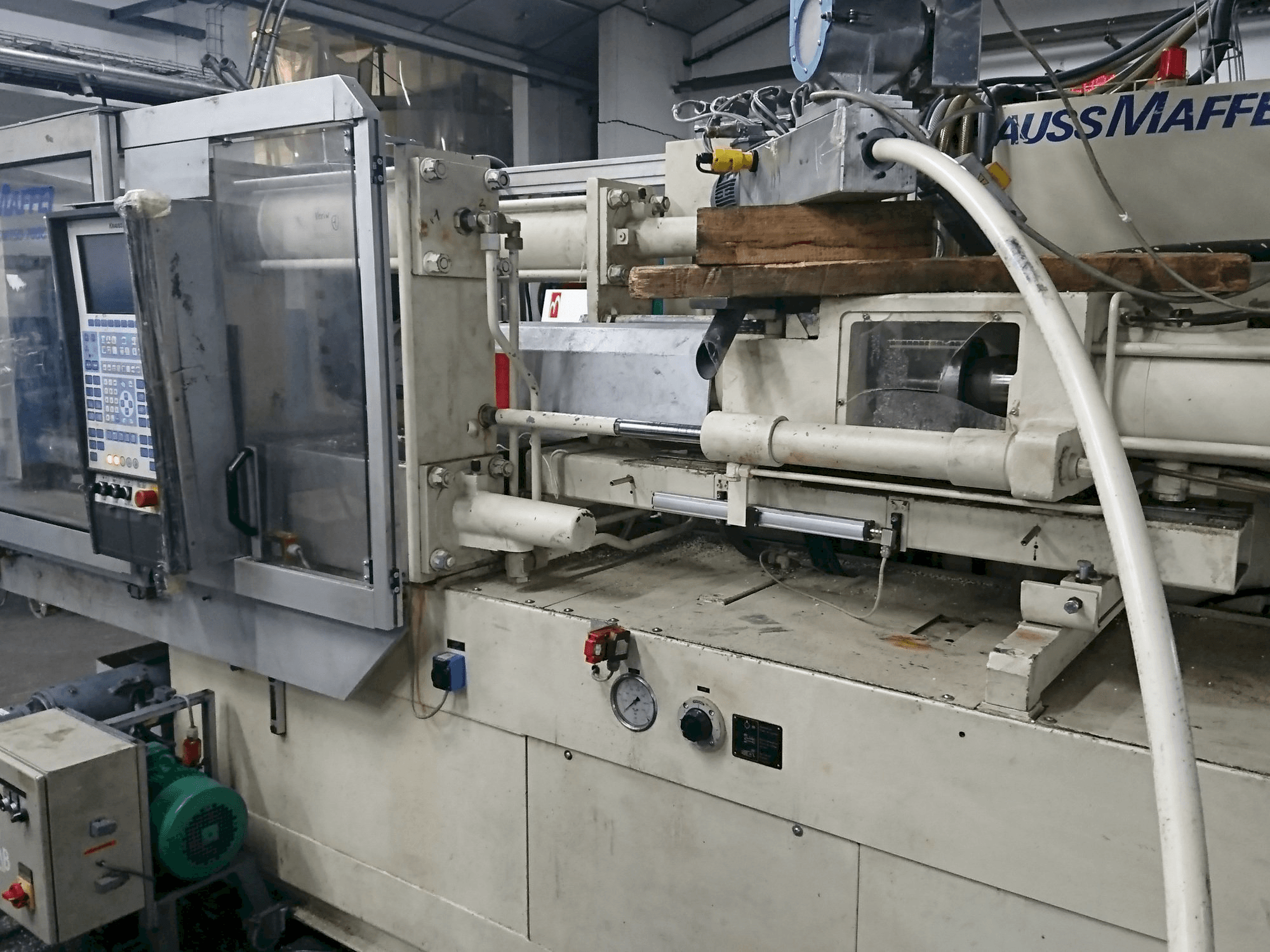 Čelní pohled na Krauss Maffei 150-700 C1 stroj