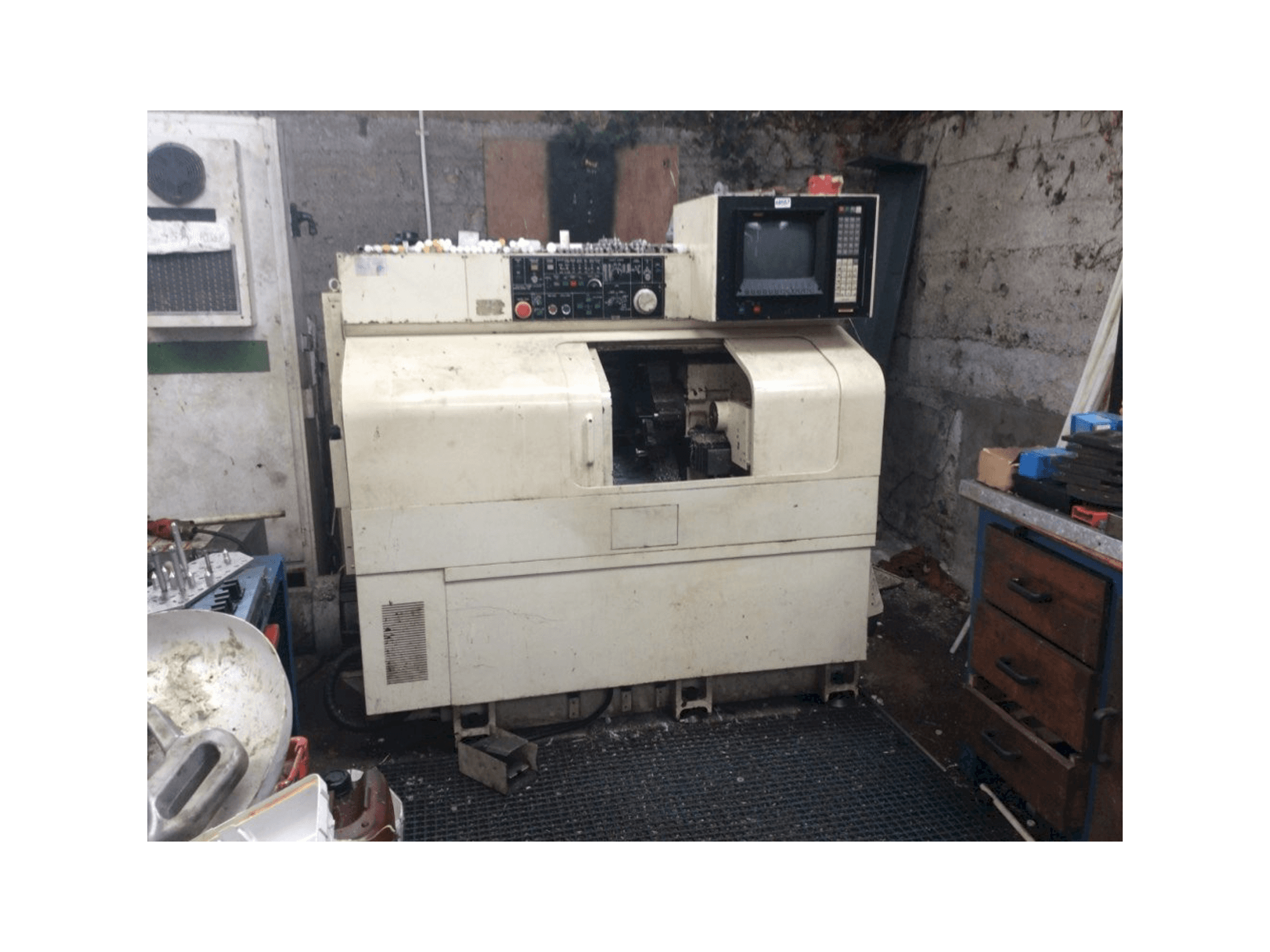 Čelní pohled na NAKAMURA-TOME TMC-15 stroj