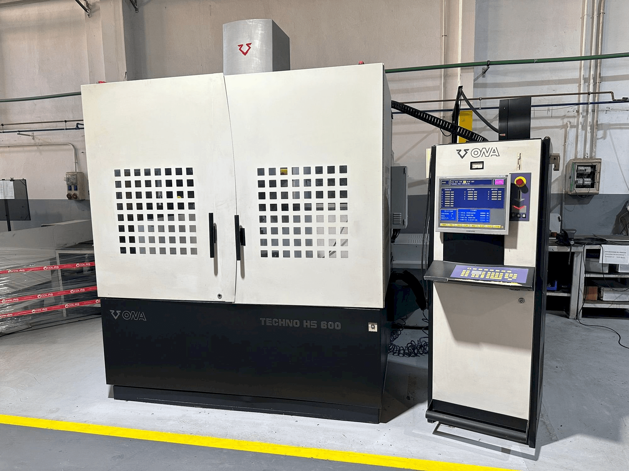 Čelní pohled na ONA HS 600 stroj