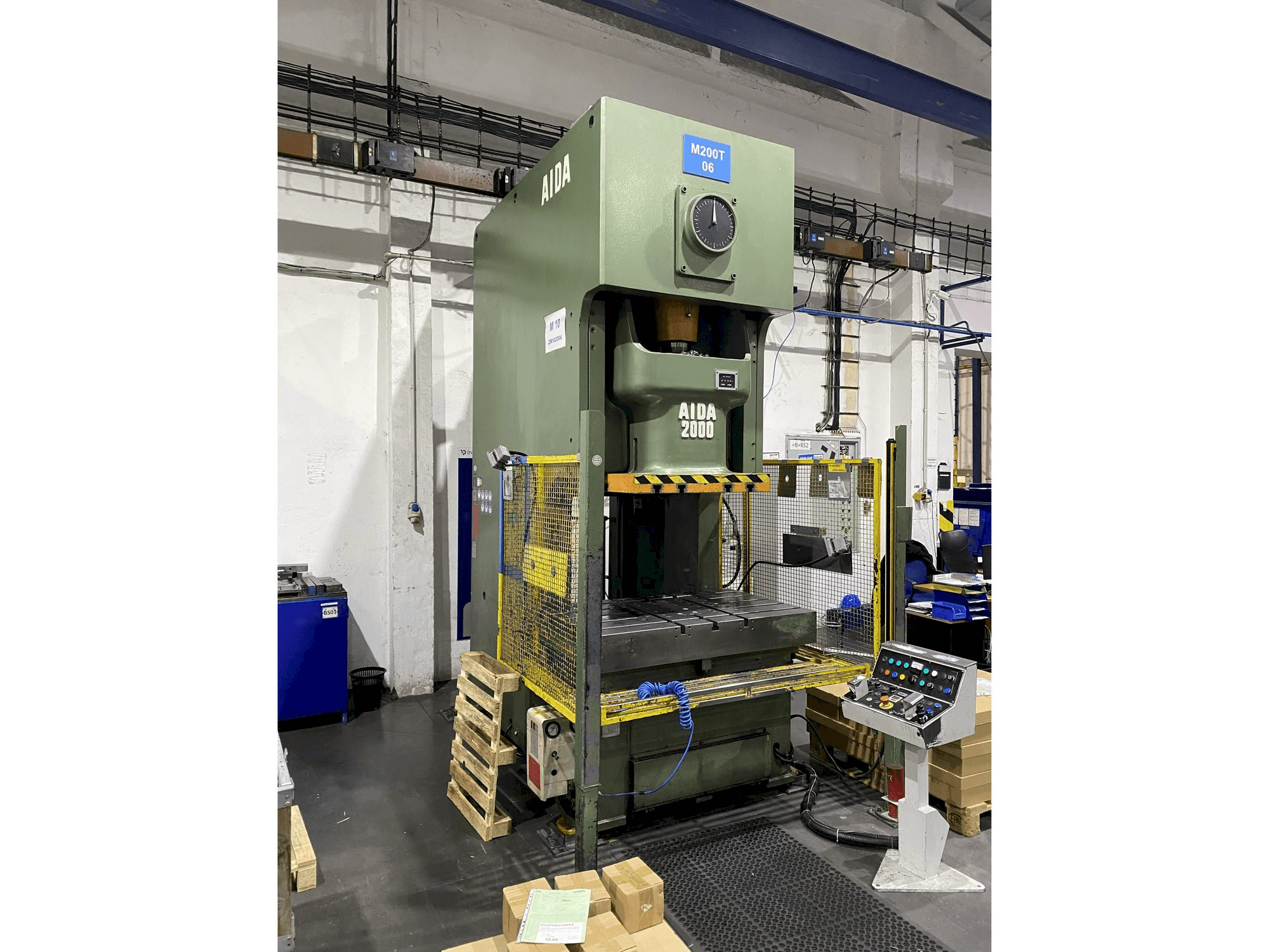 Čelní pohled na AIDA NC1-2000 (2) stroj