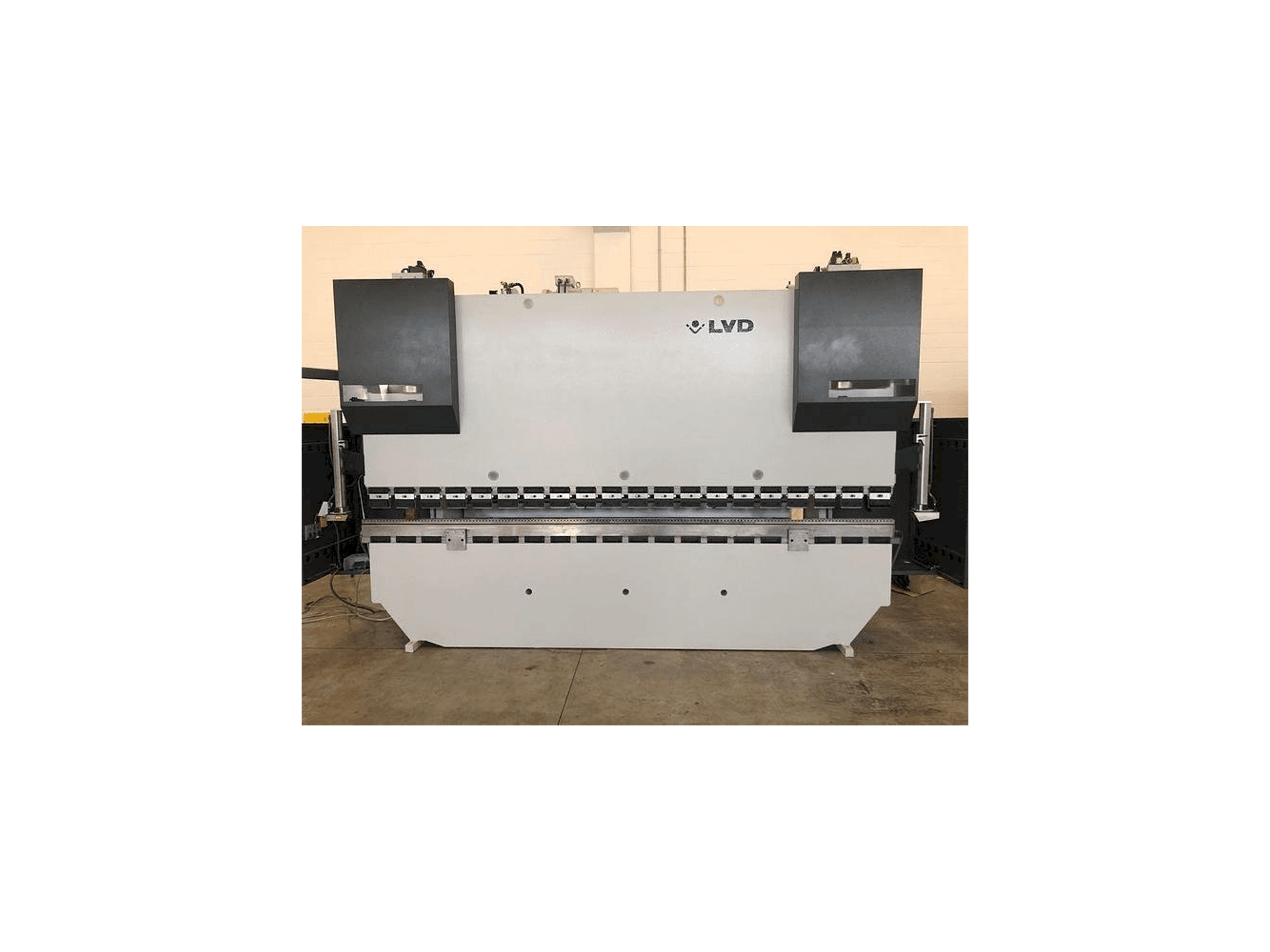 Čelní pohled na LVD PPEB 170/40 stroj