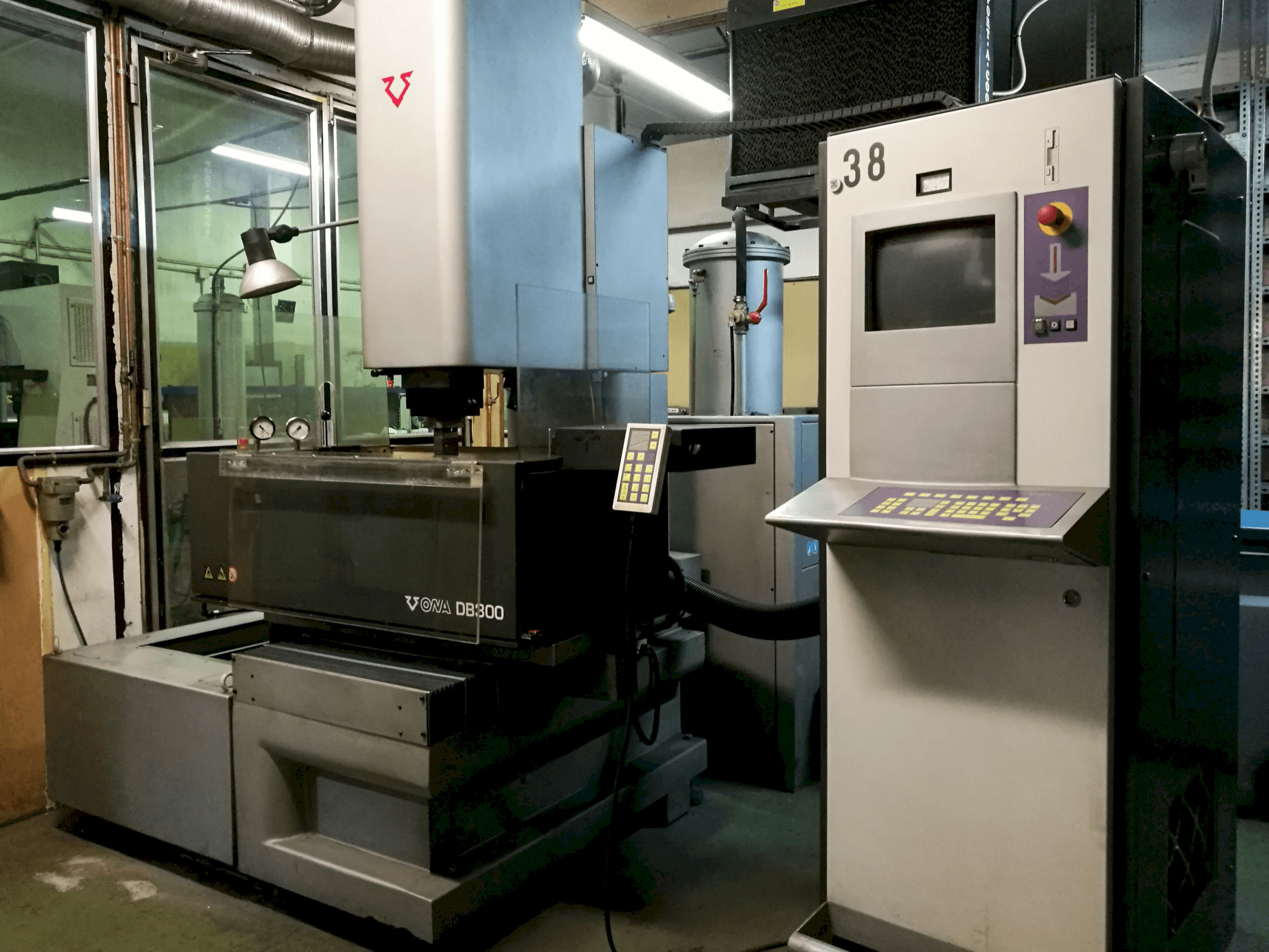 Pravý pohled na ONA DB300 stroj