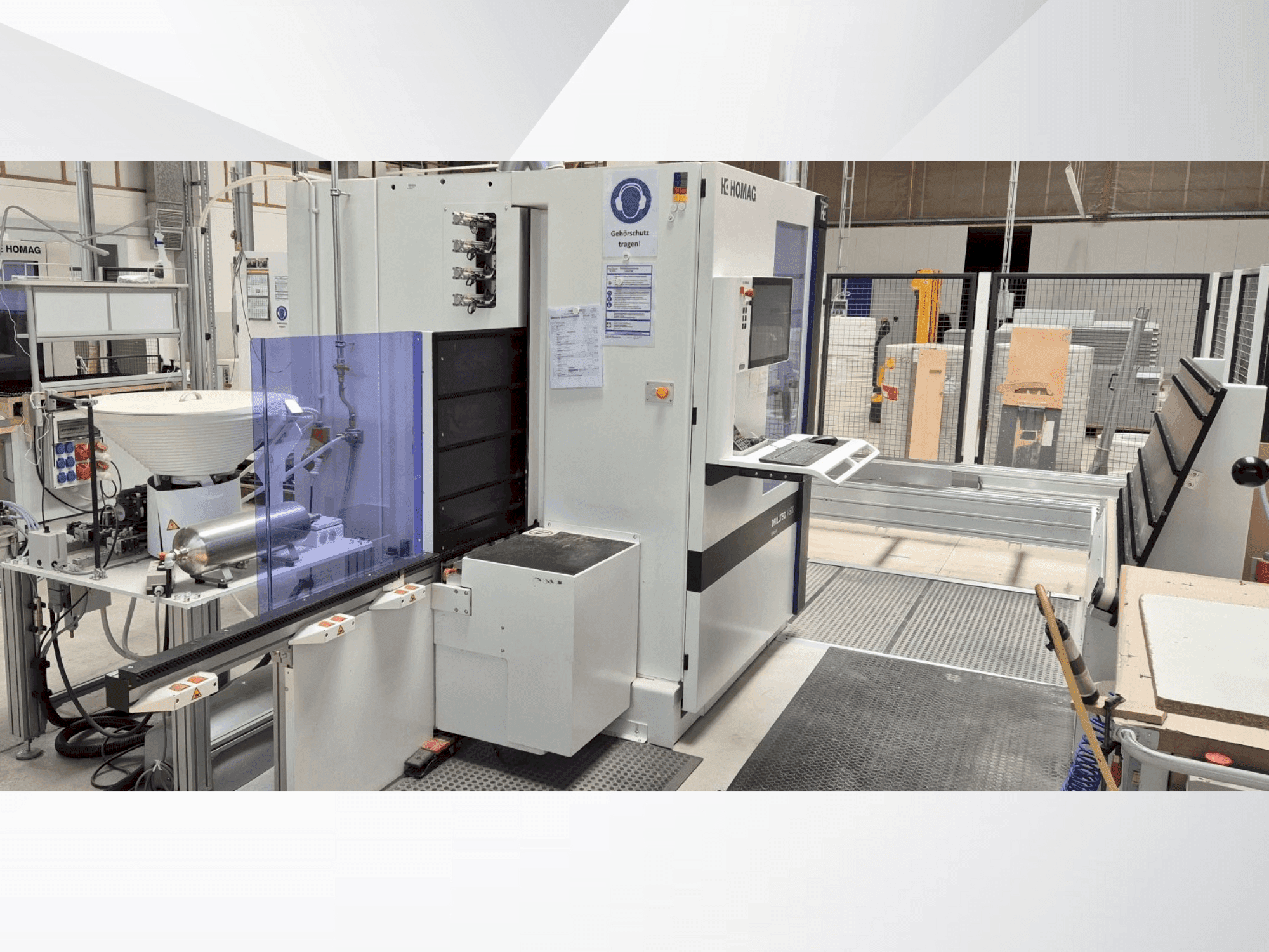 Čelní pohled na HOMAG DRILLTEQ V-500 stroj