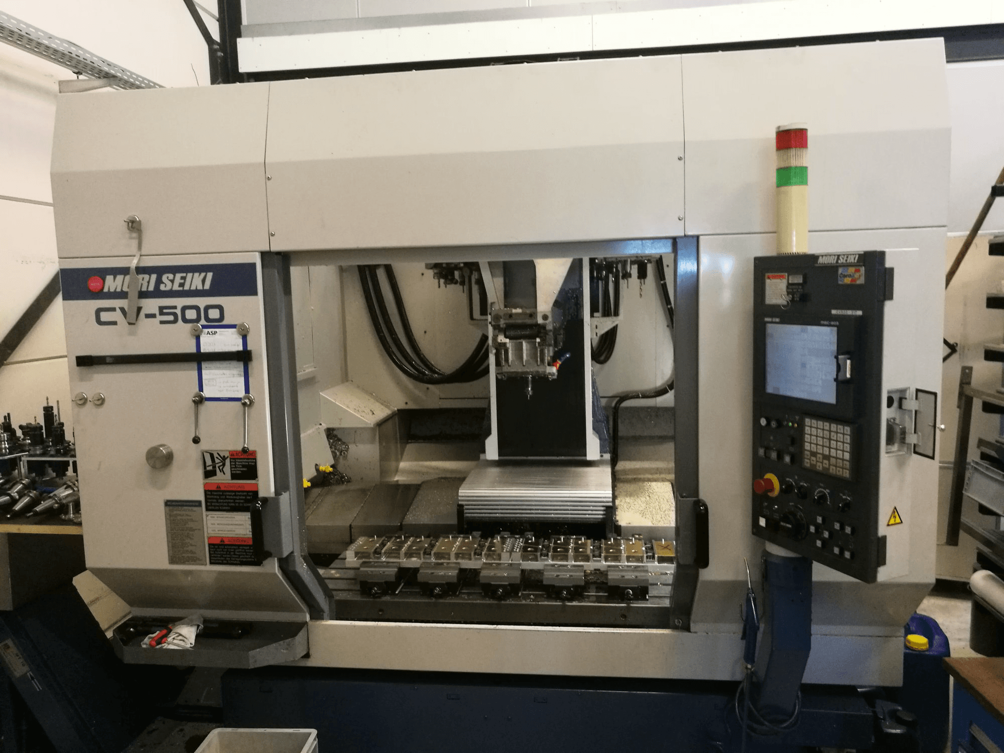 Čelní pohled na MORI SEIKI CV-500B stroj