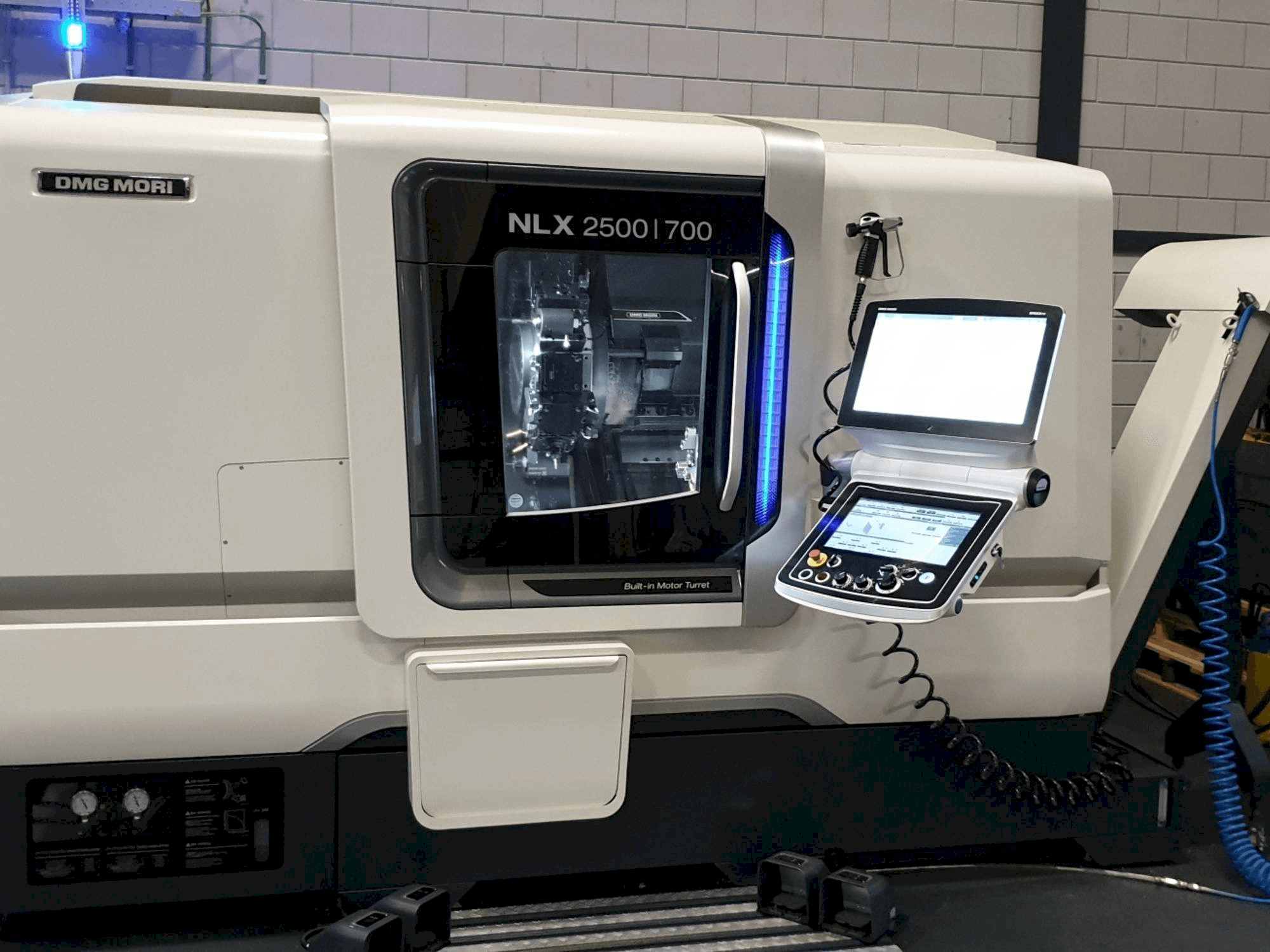 Čelní pohled na DMG MORI NLX2500 / 700 SY stroj