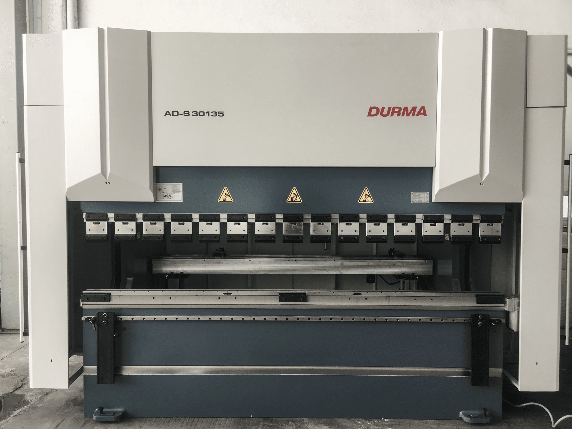 Čelní pohled na Durma AD-S 30135 stroj