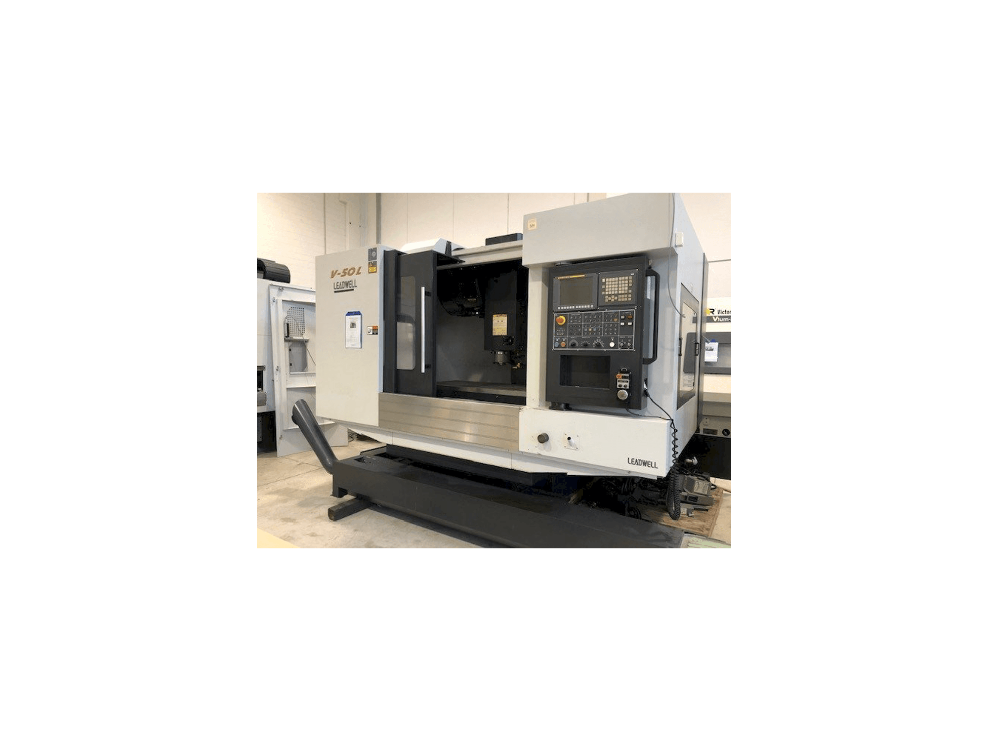 Čelní pohled na Leadwell V50L stroj