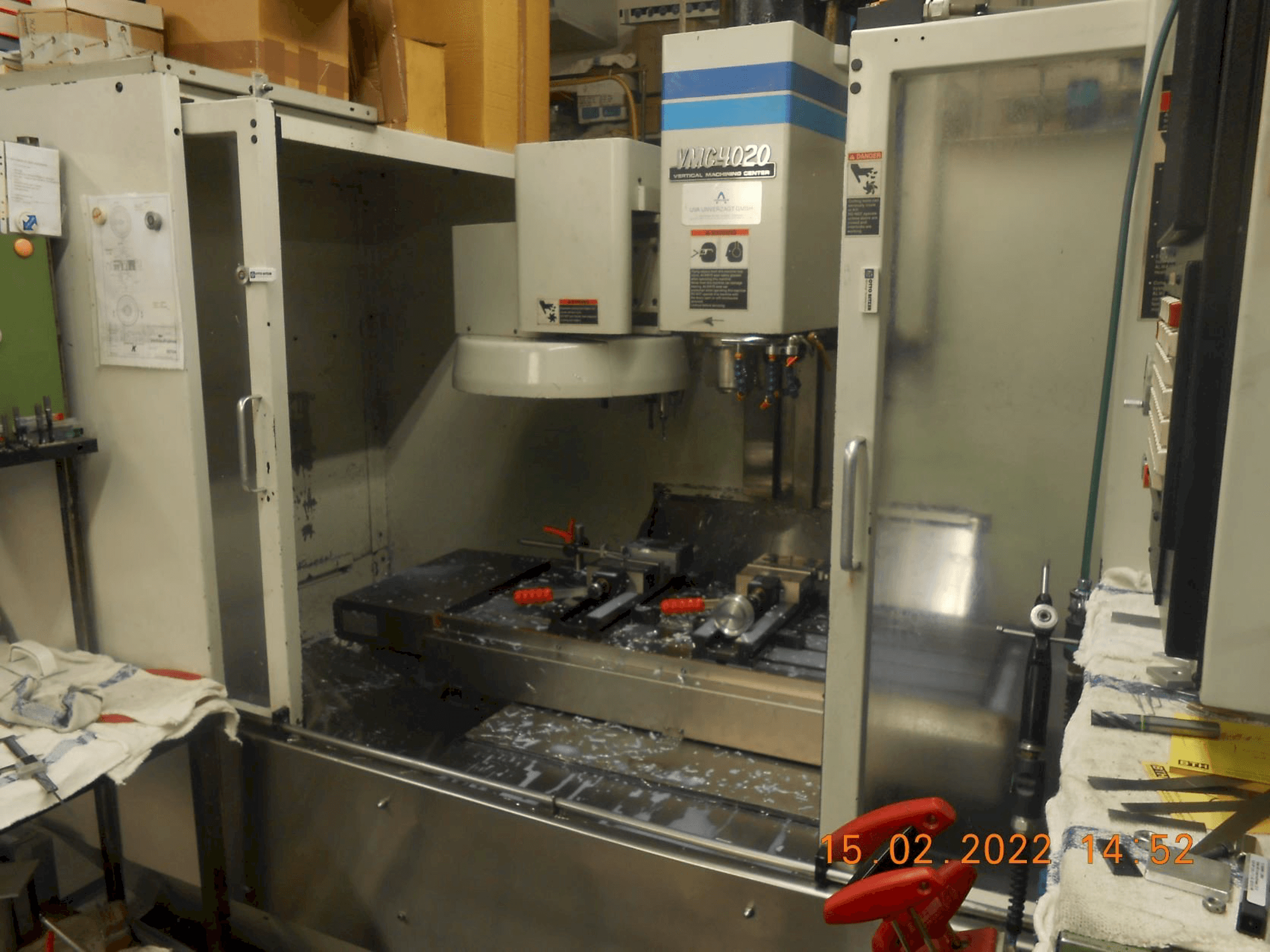 Čelní pohled na FADAL CNC Bearbeitungszentrum VMC 4020 stroj