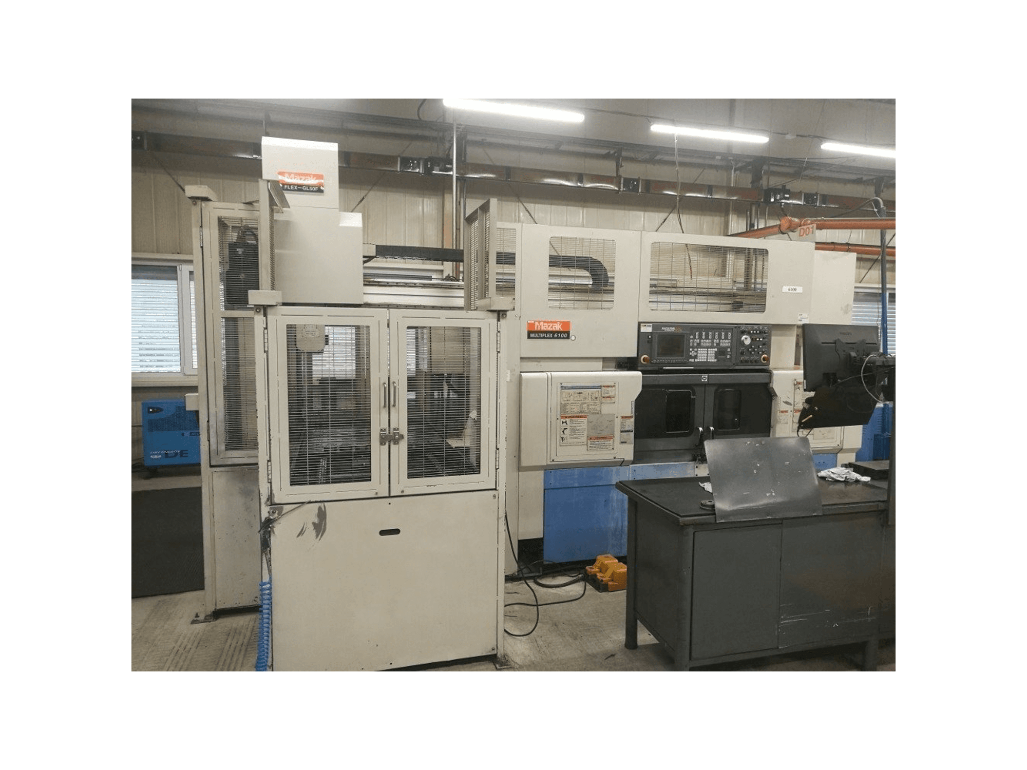 Čelní pohled na Mazak Multiplex 6100 + robot FLEX-GL50F stroj
