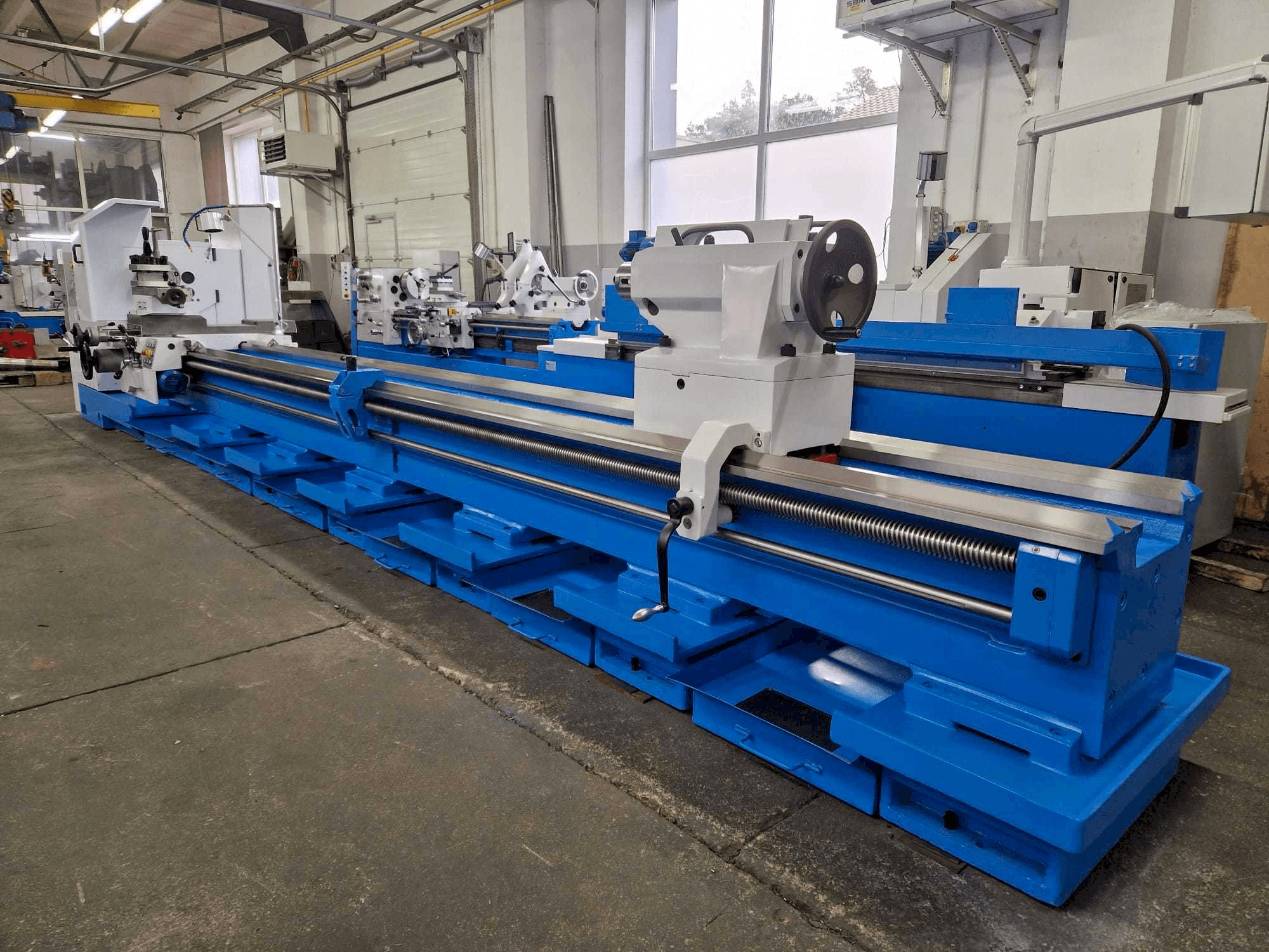 Čelní pohled na Poreba TPK 90 x 6000 stroj