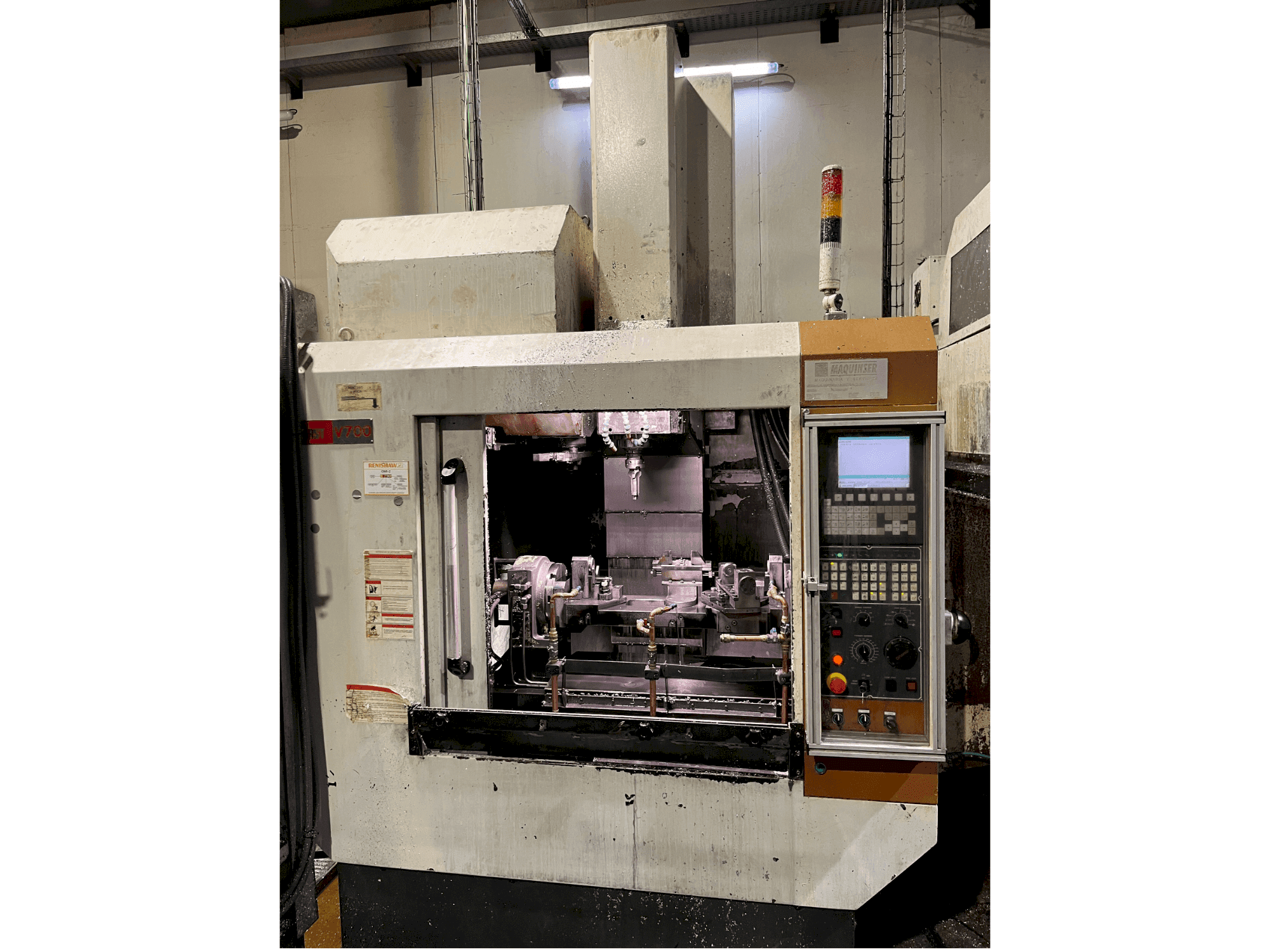 Čelní pohled na FIRST V700 stroj