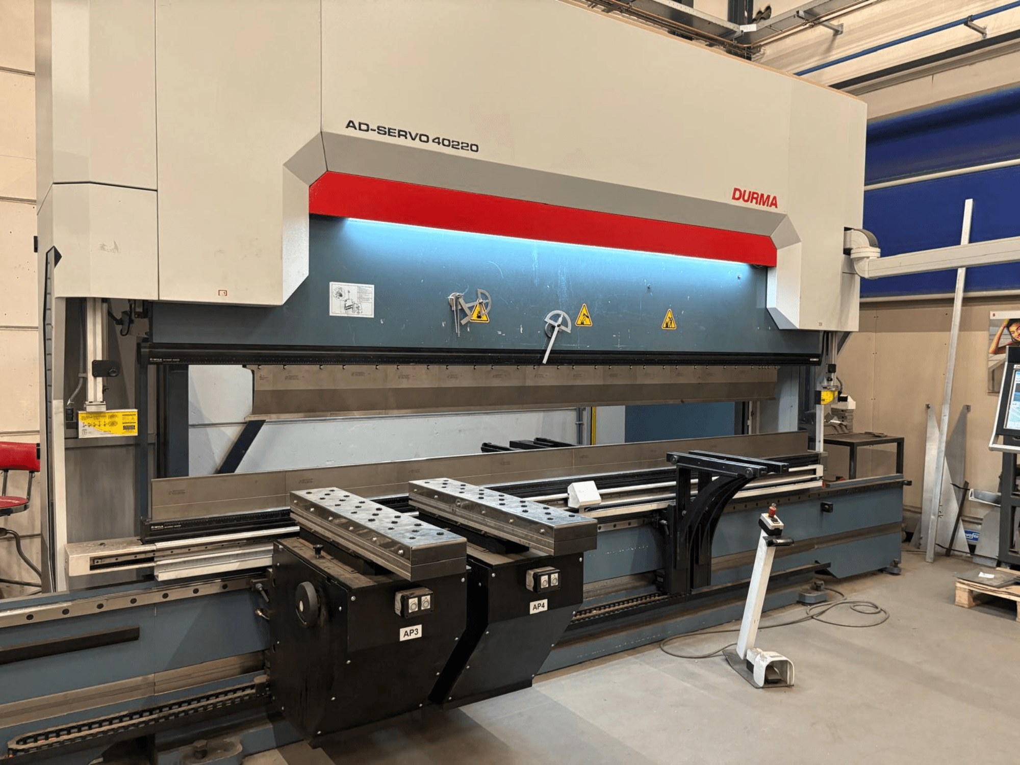 Ohýbačka Durma AD-SERVO 40220, pohled zepředu, na kterém je vidět ovládací panel, hydraulický systém a nástroje na pracovním stole.