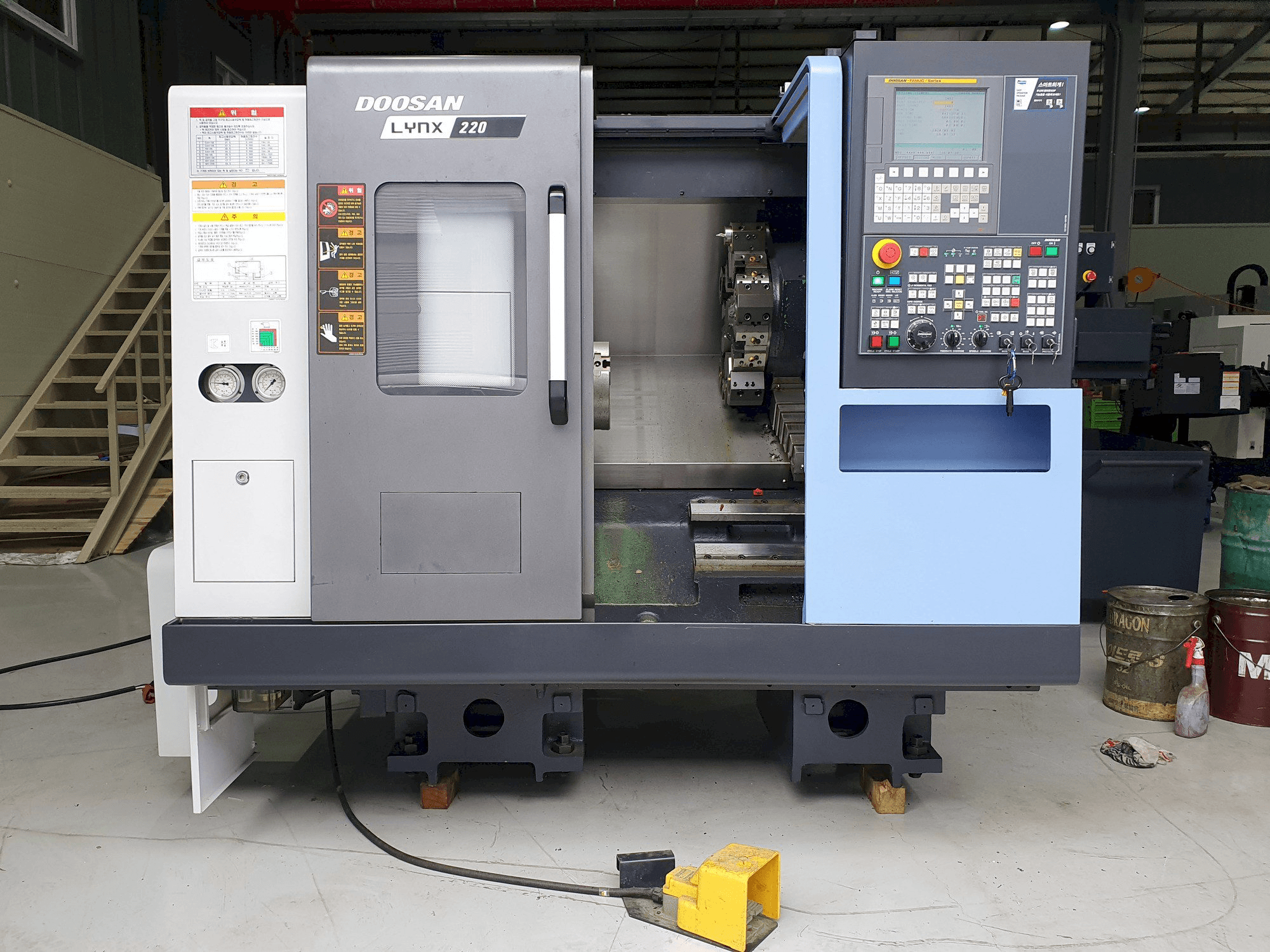 Čelní pohled na Doosan LYNX220C stroj