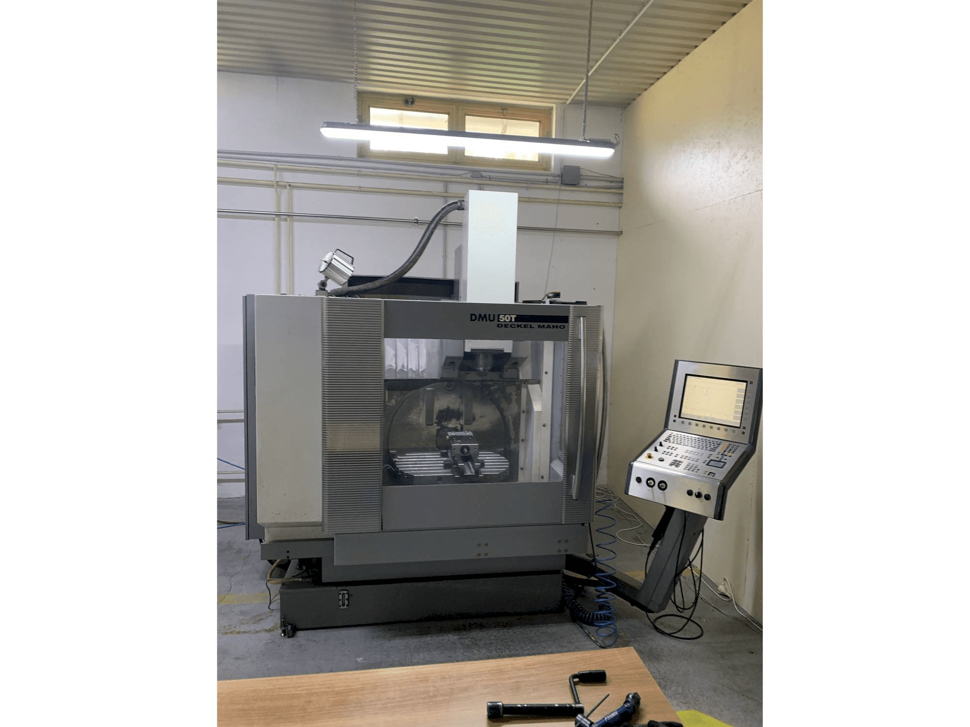 Čelní pohled na DECKEL MAHO DMU 50T stroj