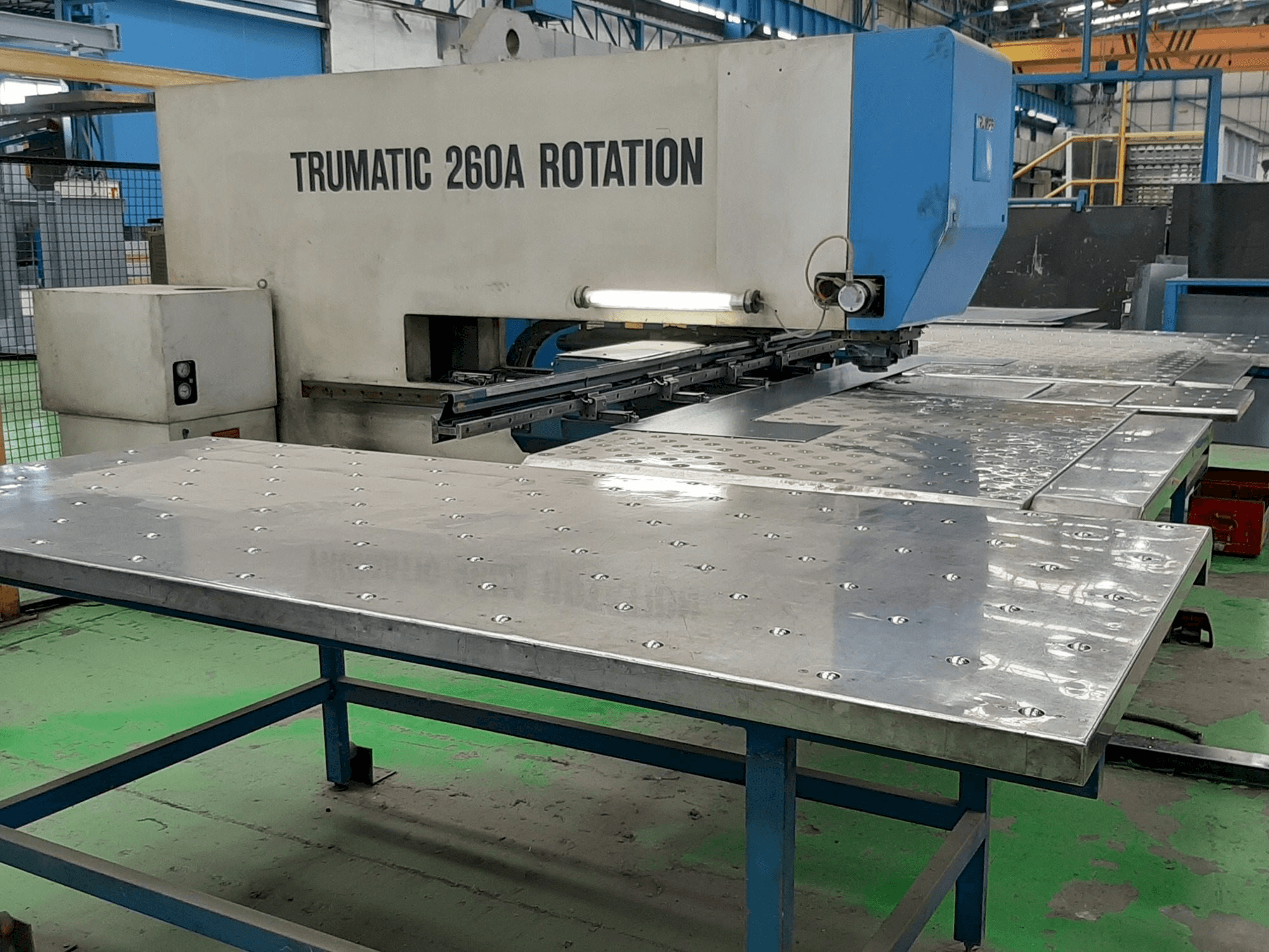 Čelní pohled na Trumpf Trumatic 260A Rotation stroj