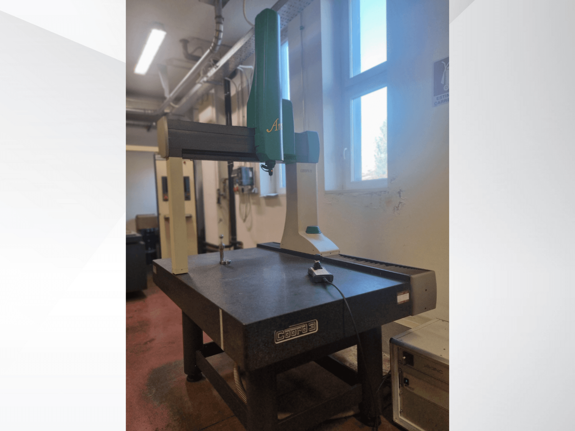 3D skener GOM Atos z čelního pohledu na žulovém měřicím stole, s viditelným kabelem a ovládacím zařízením.