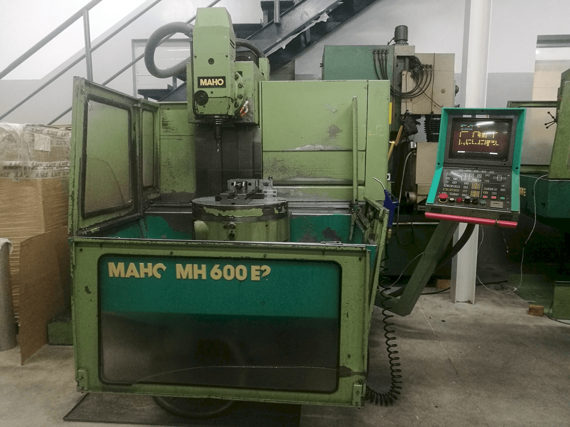 Čelní pohled na Maho MH 600 E2 stroj