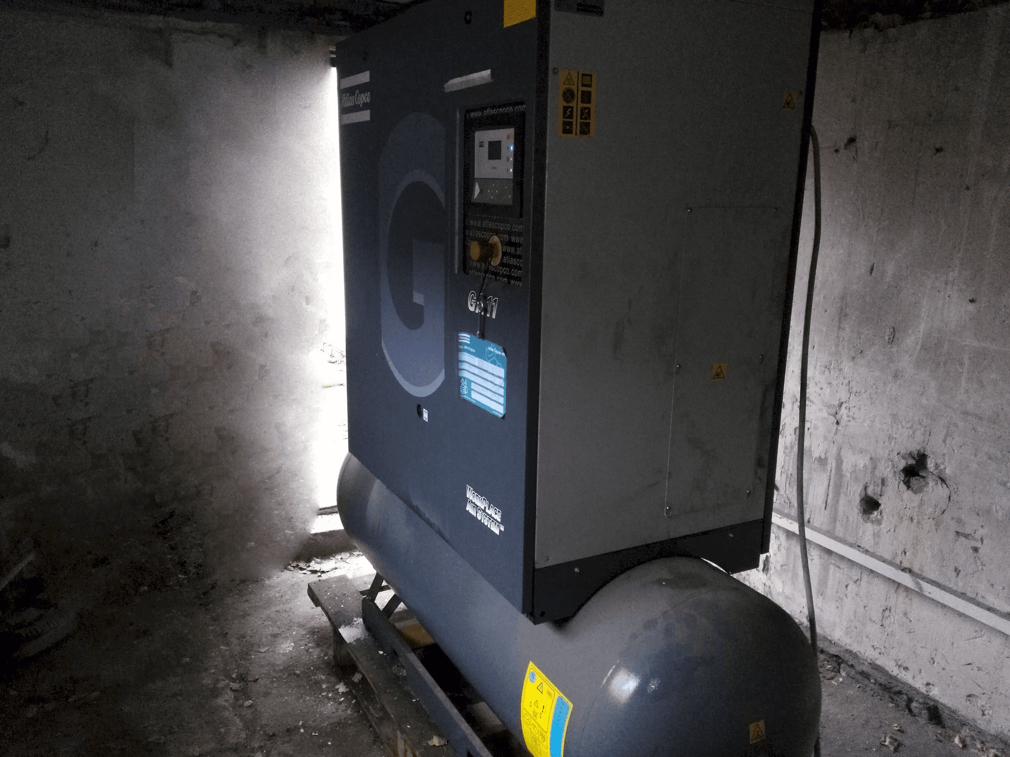 Čelní pohled na Atlas Copco GA11P stroj