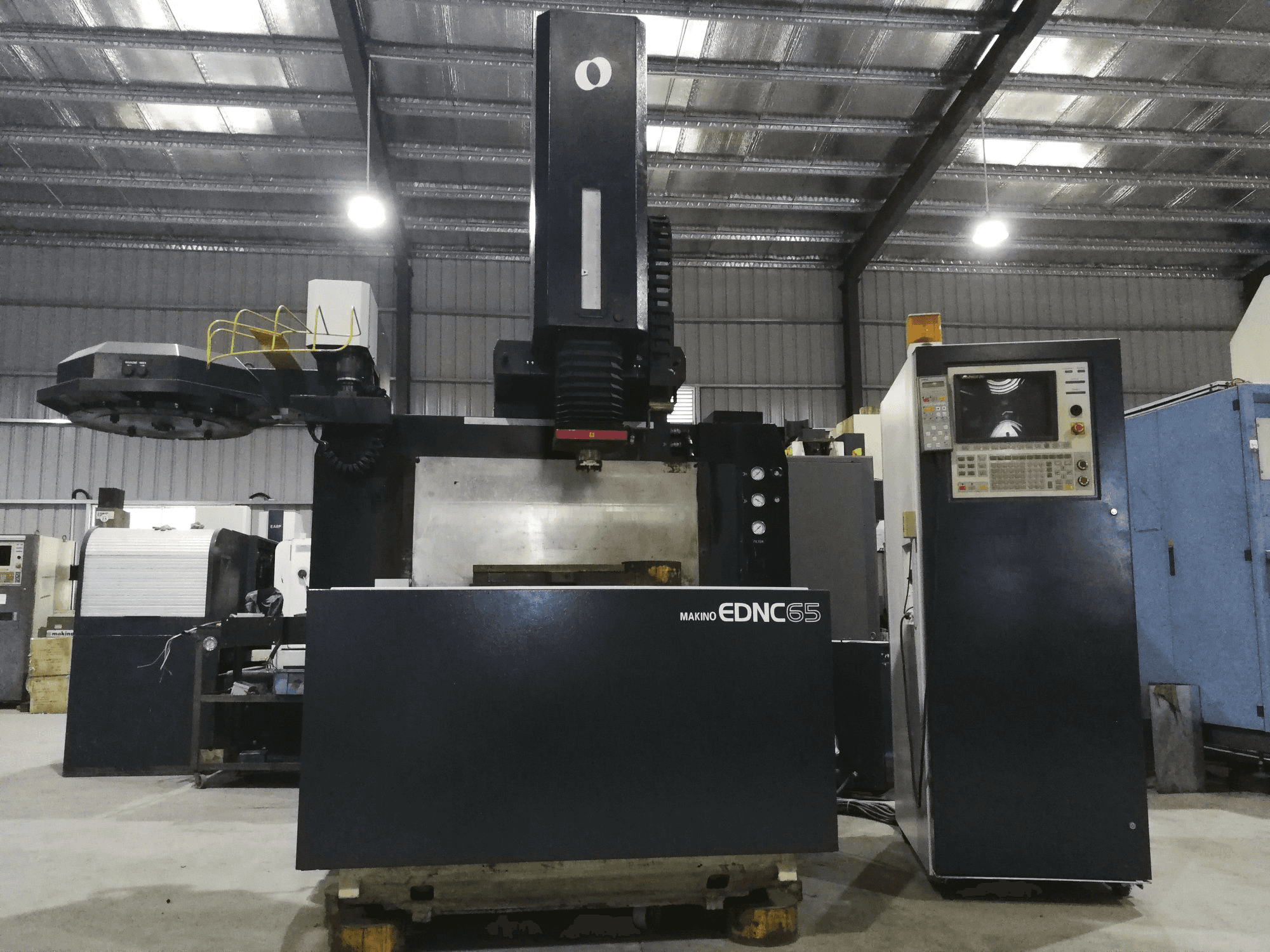 Čelní pohled na Makino EDNC65 stroj