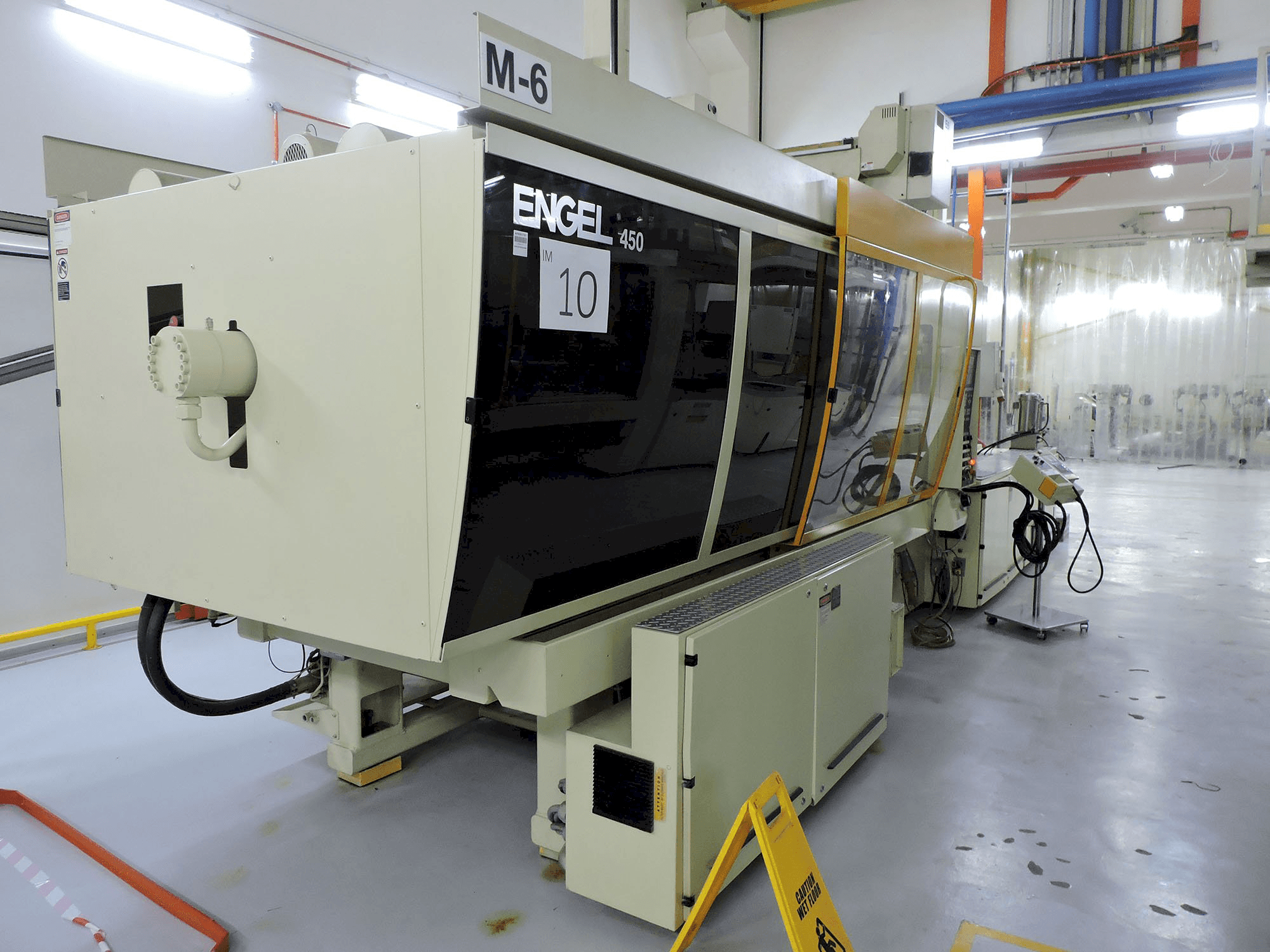 Levý pohled na ENGEL ES 1300/450 stroj