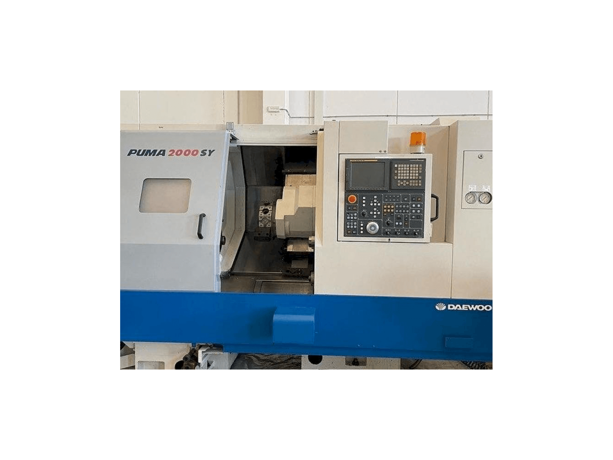 Čelní pohled na Doosan Puma 2000SY stroj