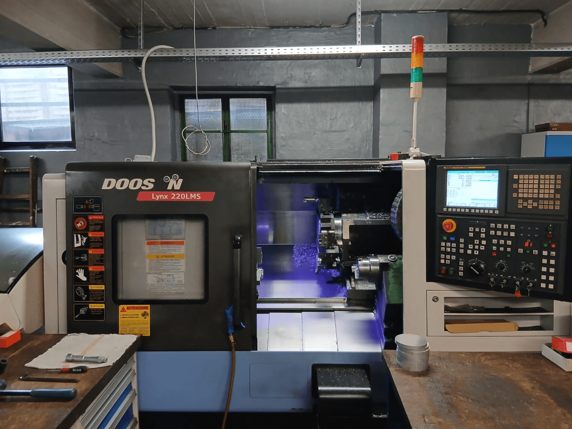 Horizontální soustruh DOOSAN Lynx 220 LMS, pohled zepředu, s ovládacím panelem a viditelnou obrobovou plochou.