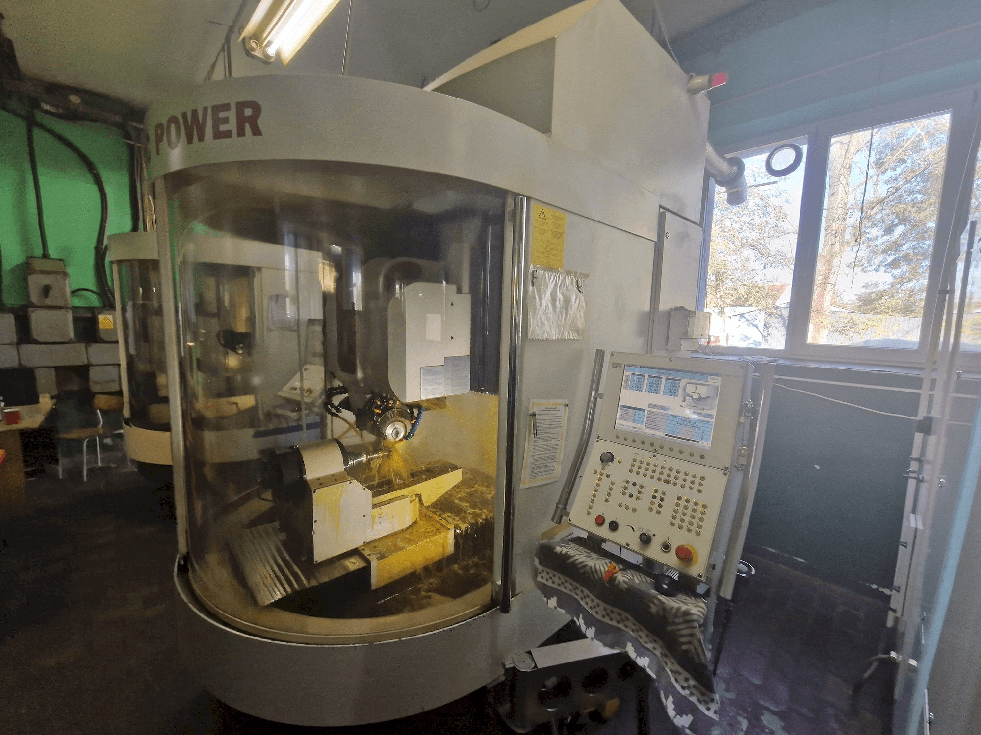 Čelní pohled na WALTER Helitronic Power stroj