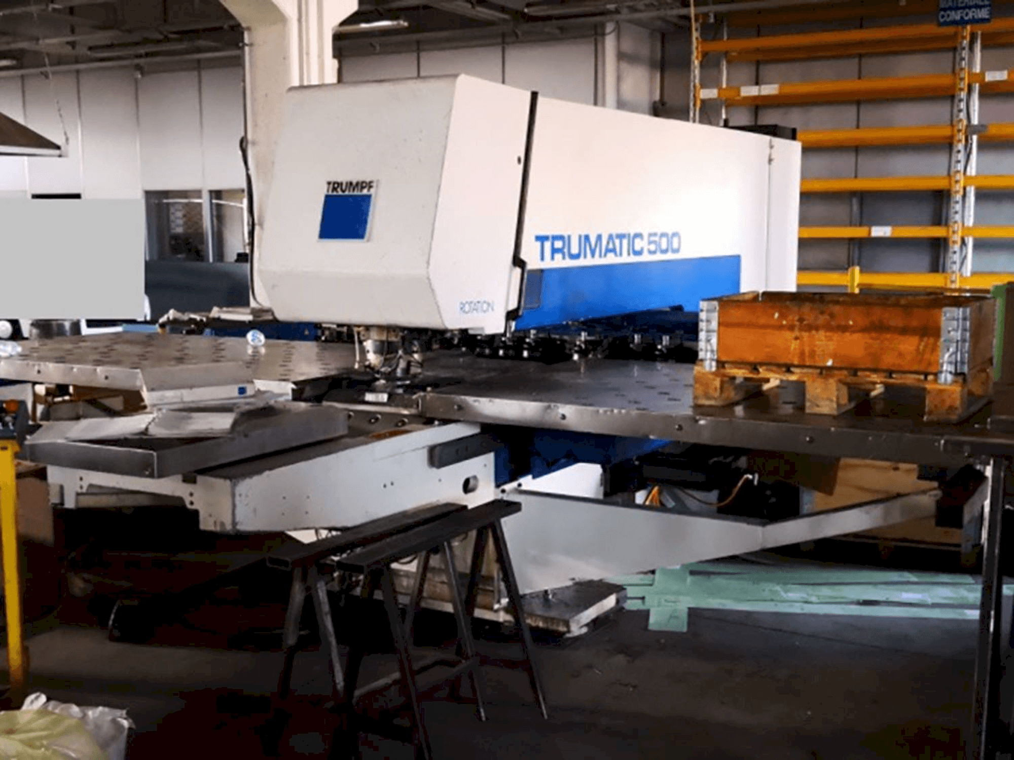 Čelní pohled na Trumpf Trumatic 500R stroj
