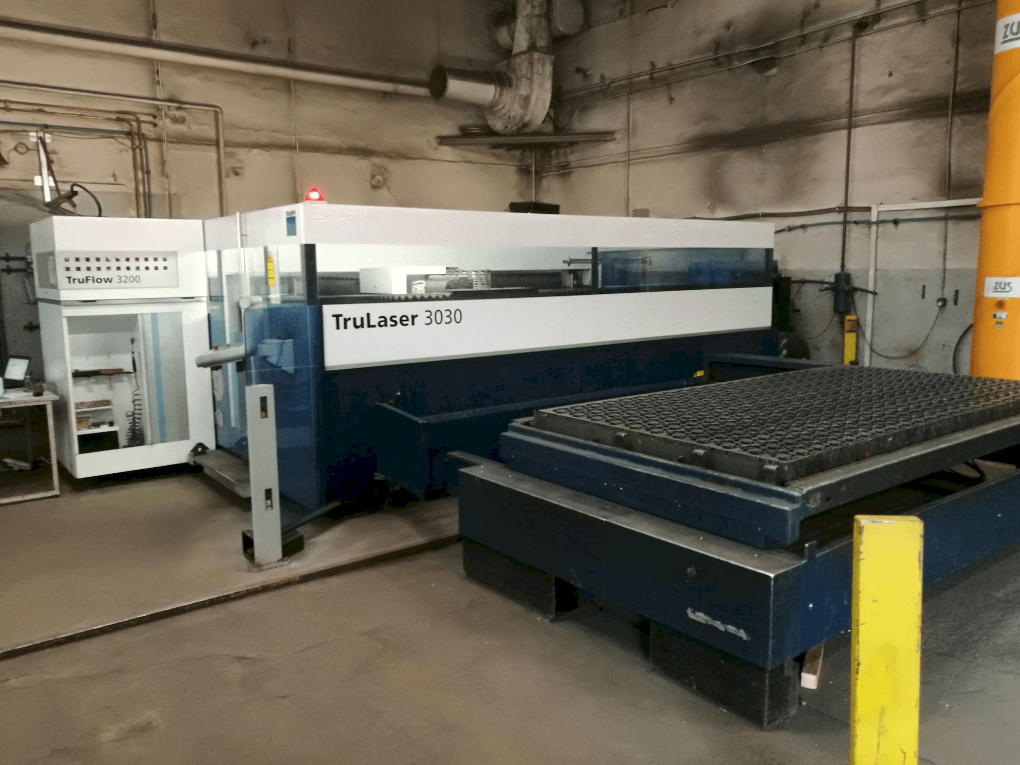 Čelní pohled na Trumpf TruLaser 3030 L20 stroj