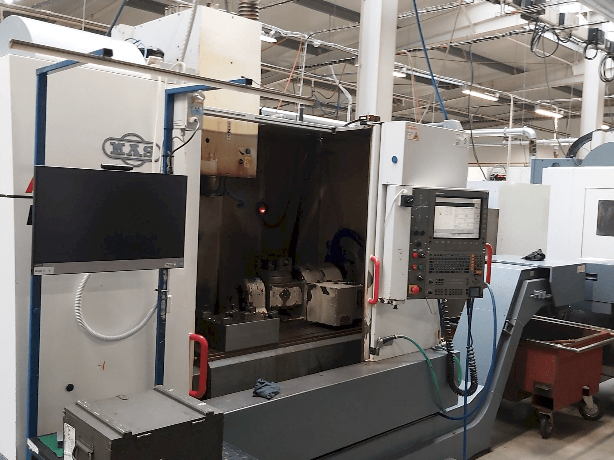 Levý boční pohled na KOVOSVIT MAS MCV 1016 Quick stroj