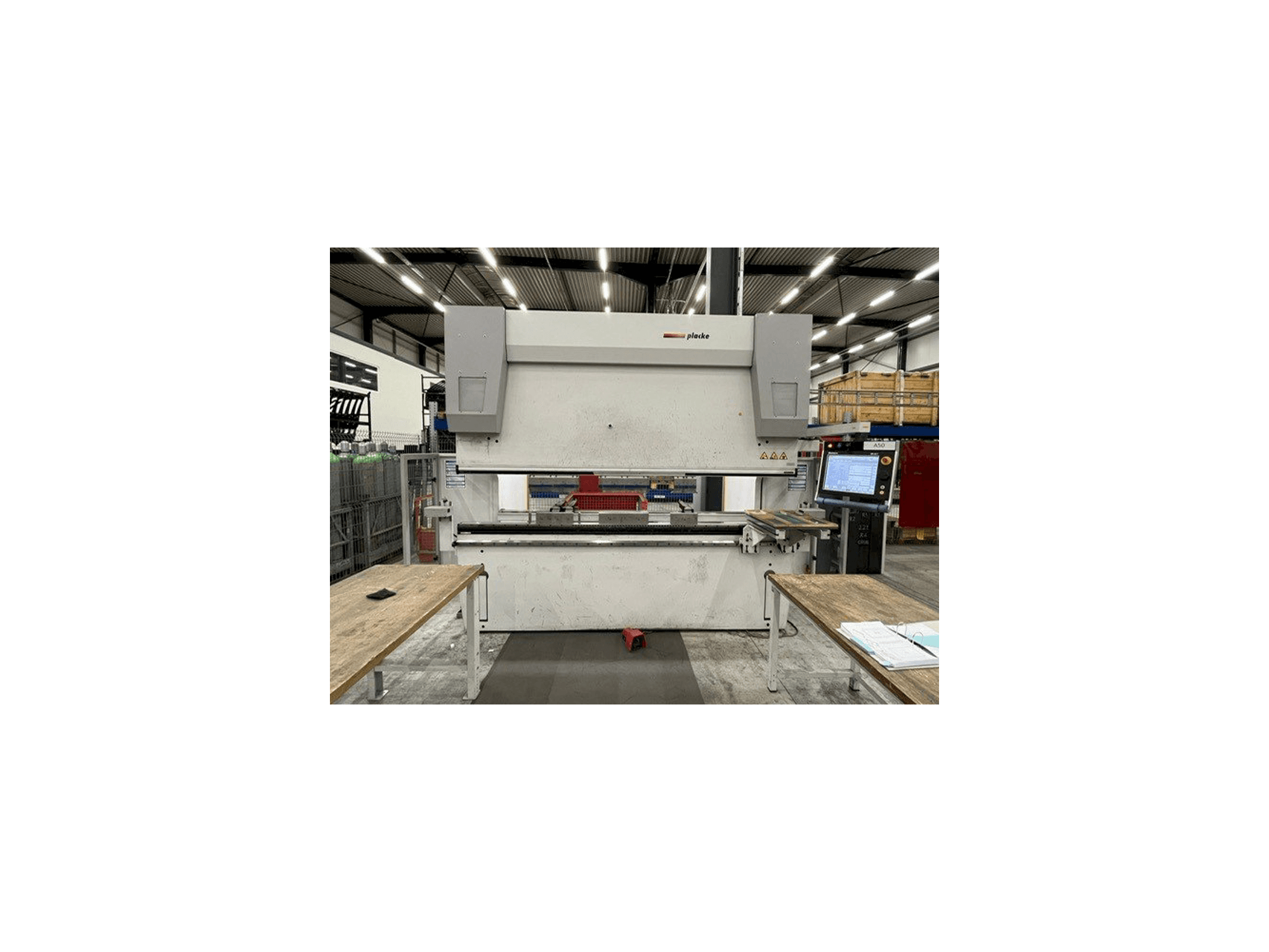 Čelní pohled na PLACKE HQPB P595 stroj