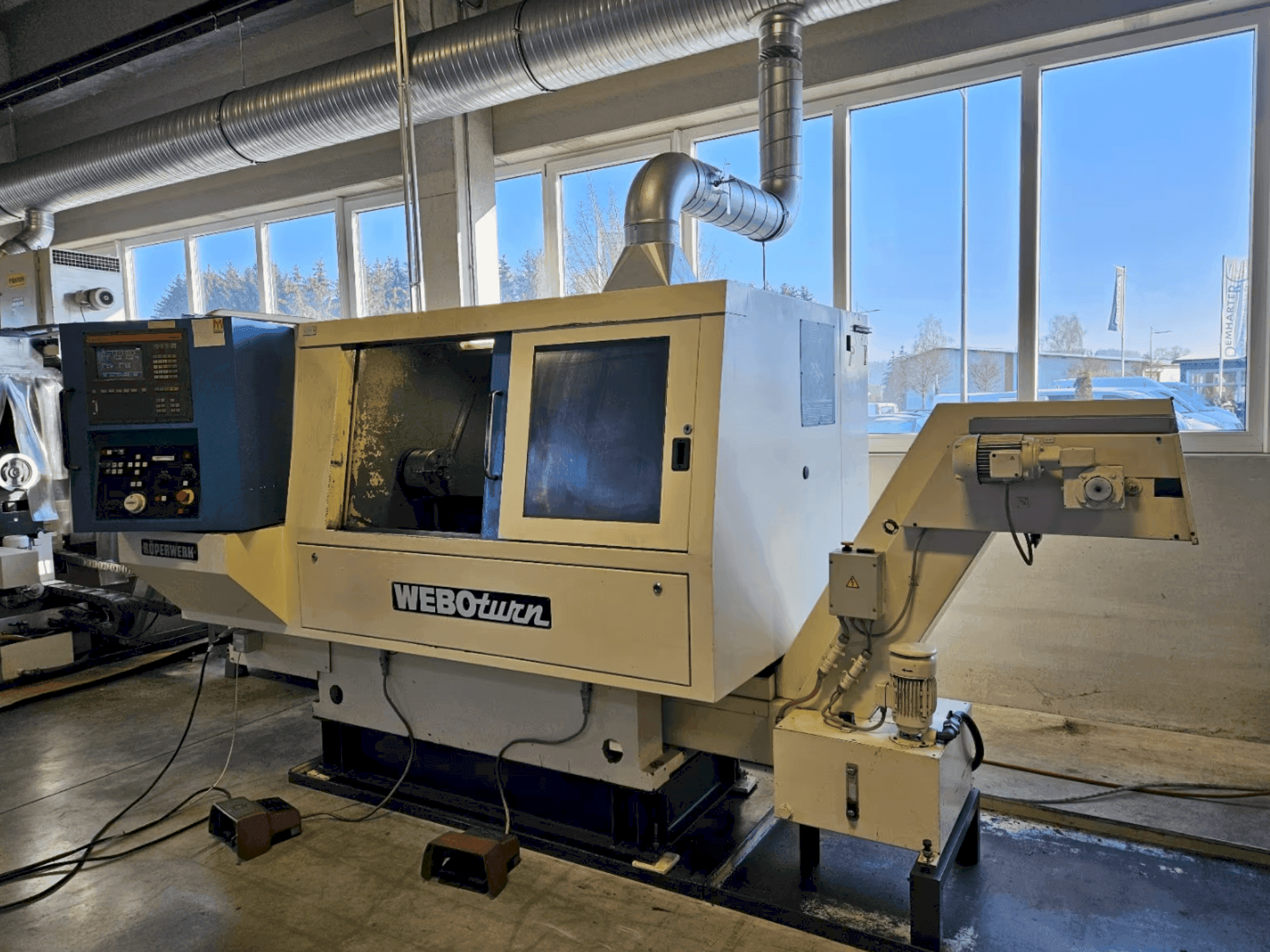 Čelní pohled na ROEPERWERK WEBOturn stroj