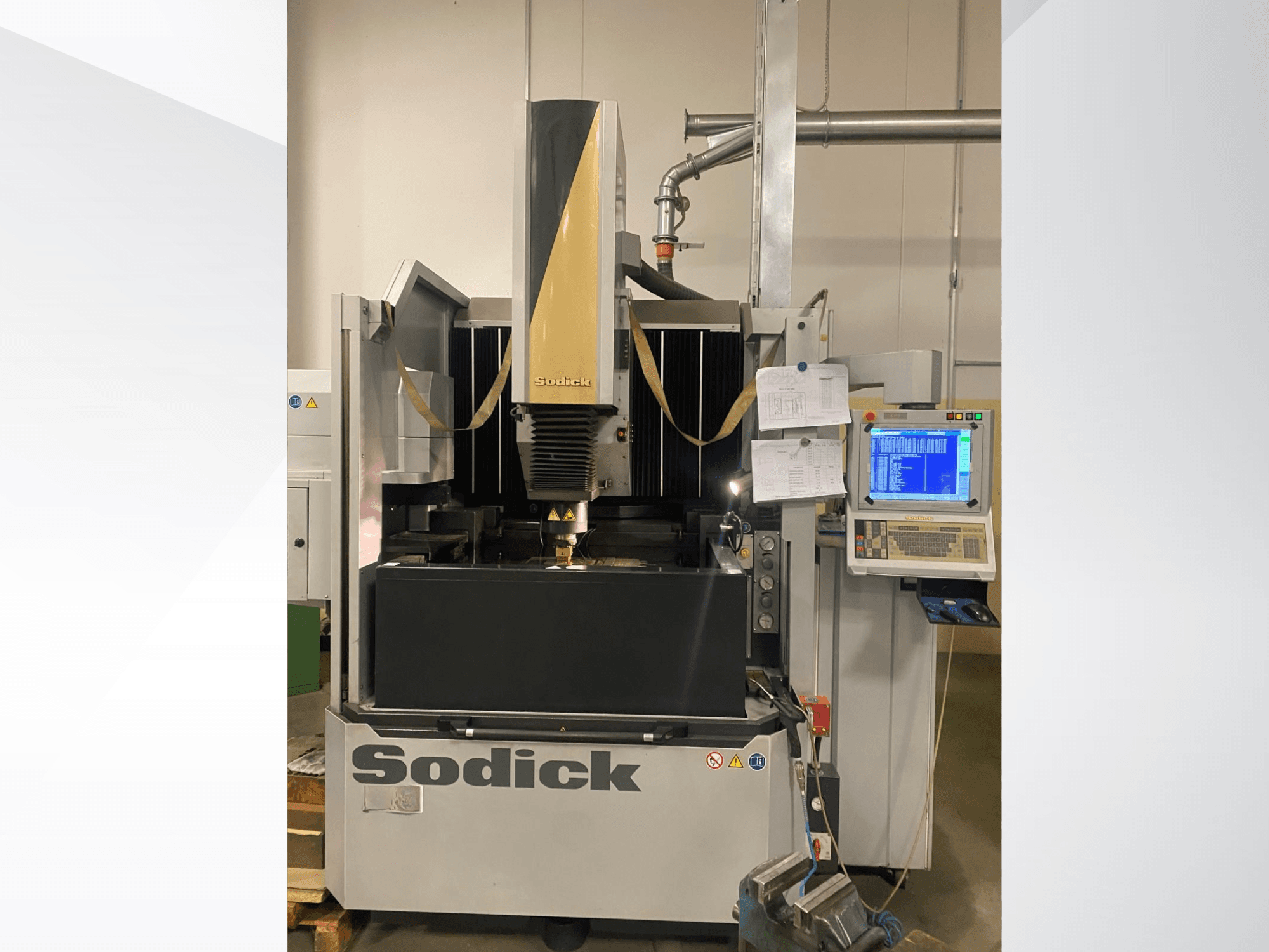 Elektroerozivní stroj Sodick v čelním pohledu, s ovládacím panelem, pracovním stolem a horní řezací hlavou.