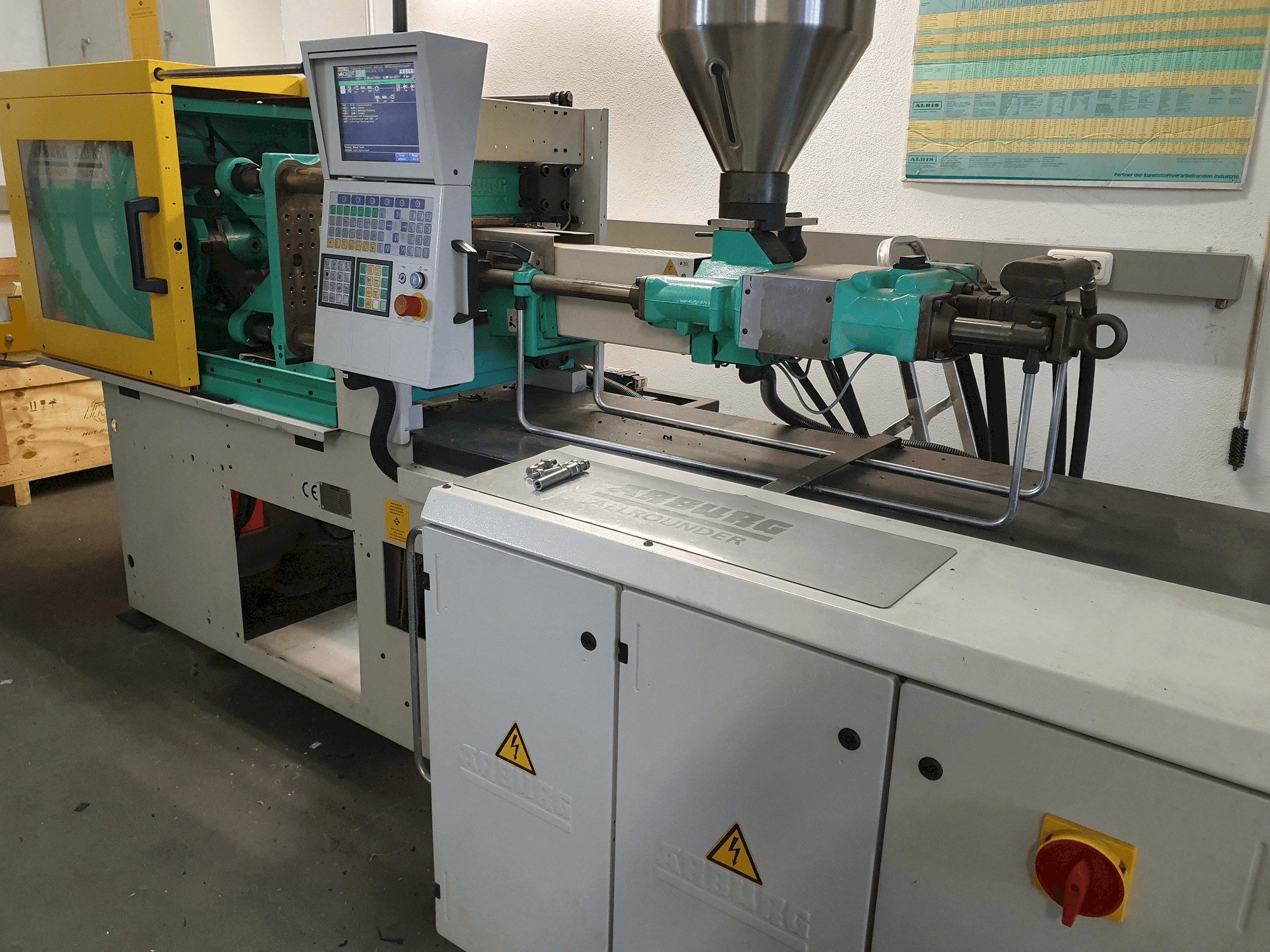 Čelní pohled na Arburg Allrounder 320 KS 700-100 stroj