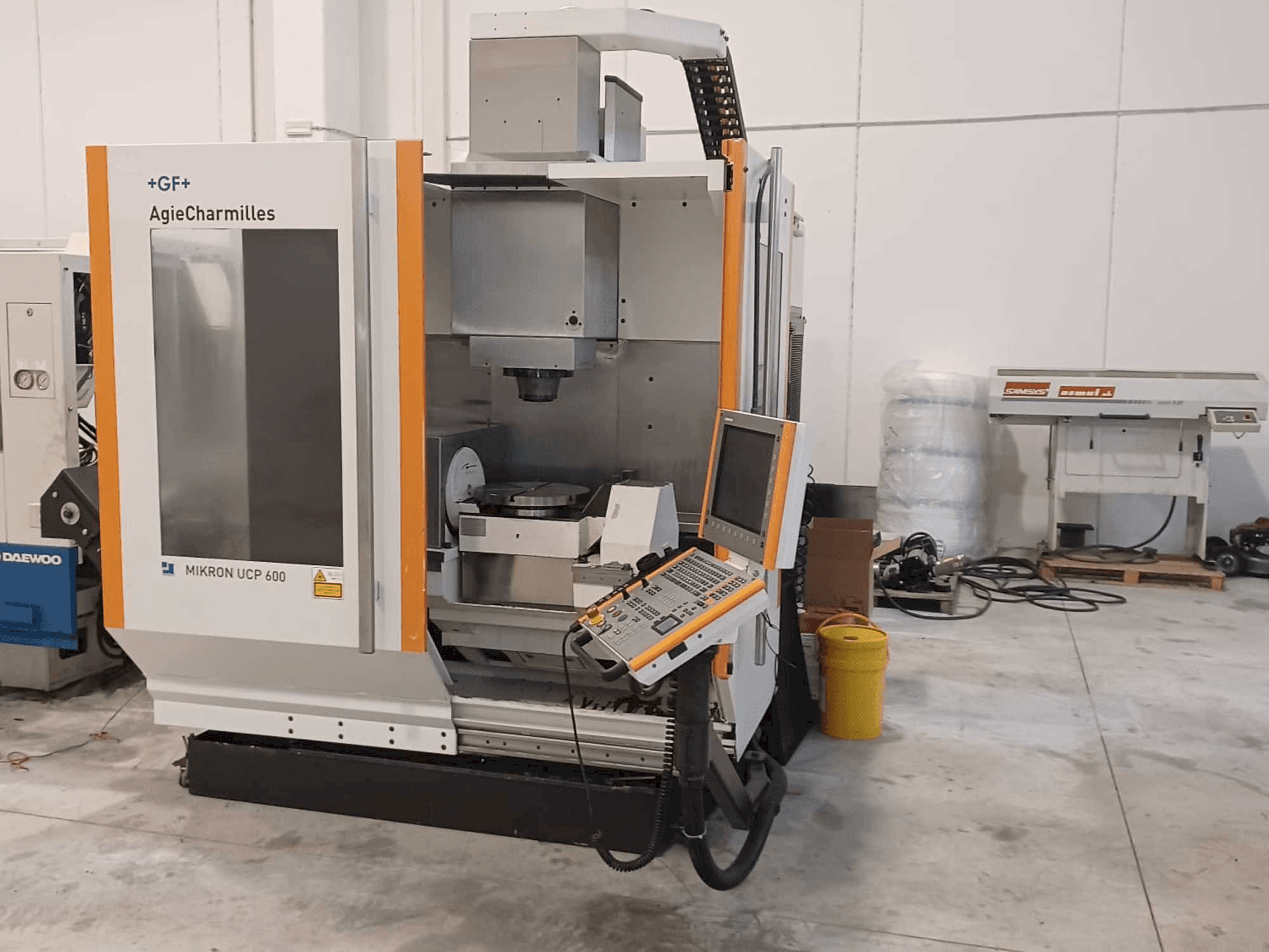 Čelní pohled na AgieCharmilles Mikron UCP 600 stroj