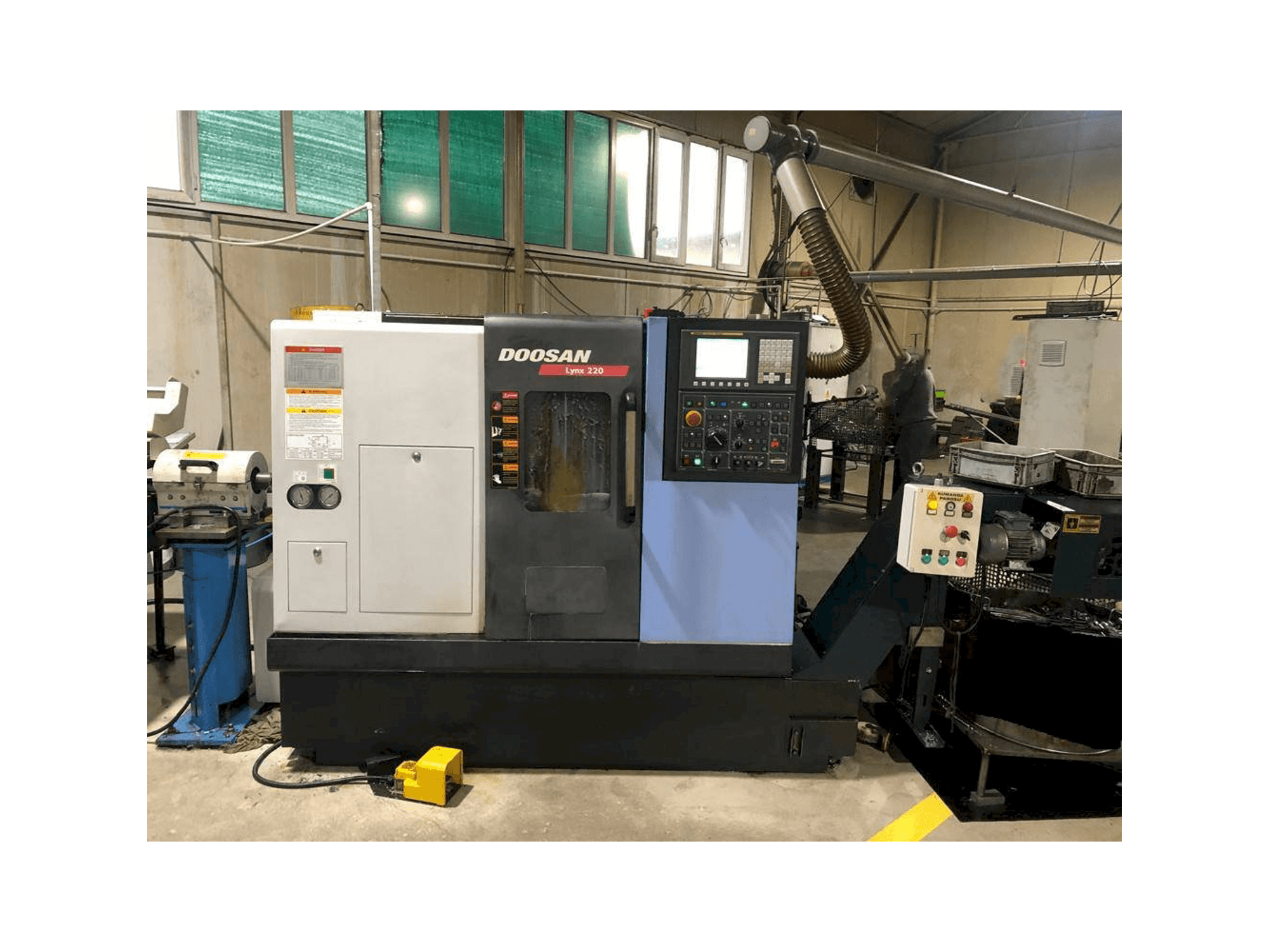 Čelní pohled na Doosan Lynx 220 B stroj