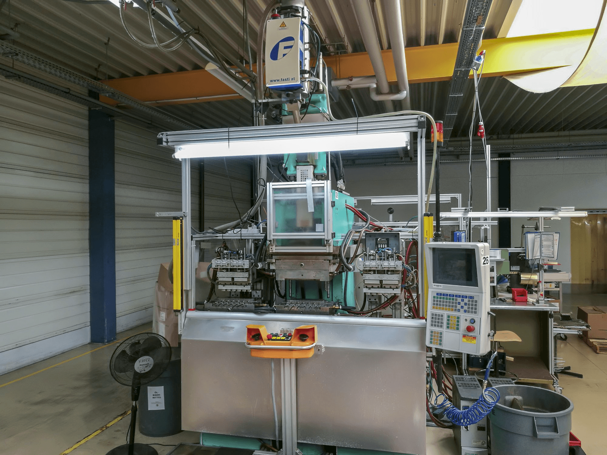 Čelní pohled na Arburg 270C 400-100 stroj