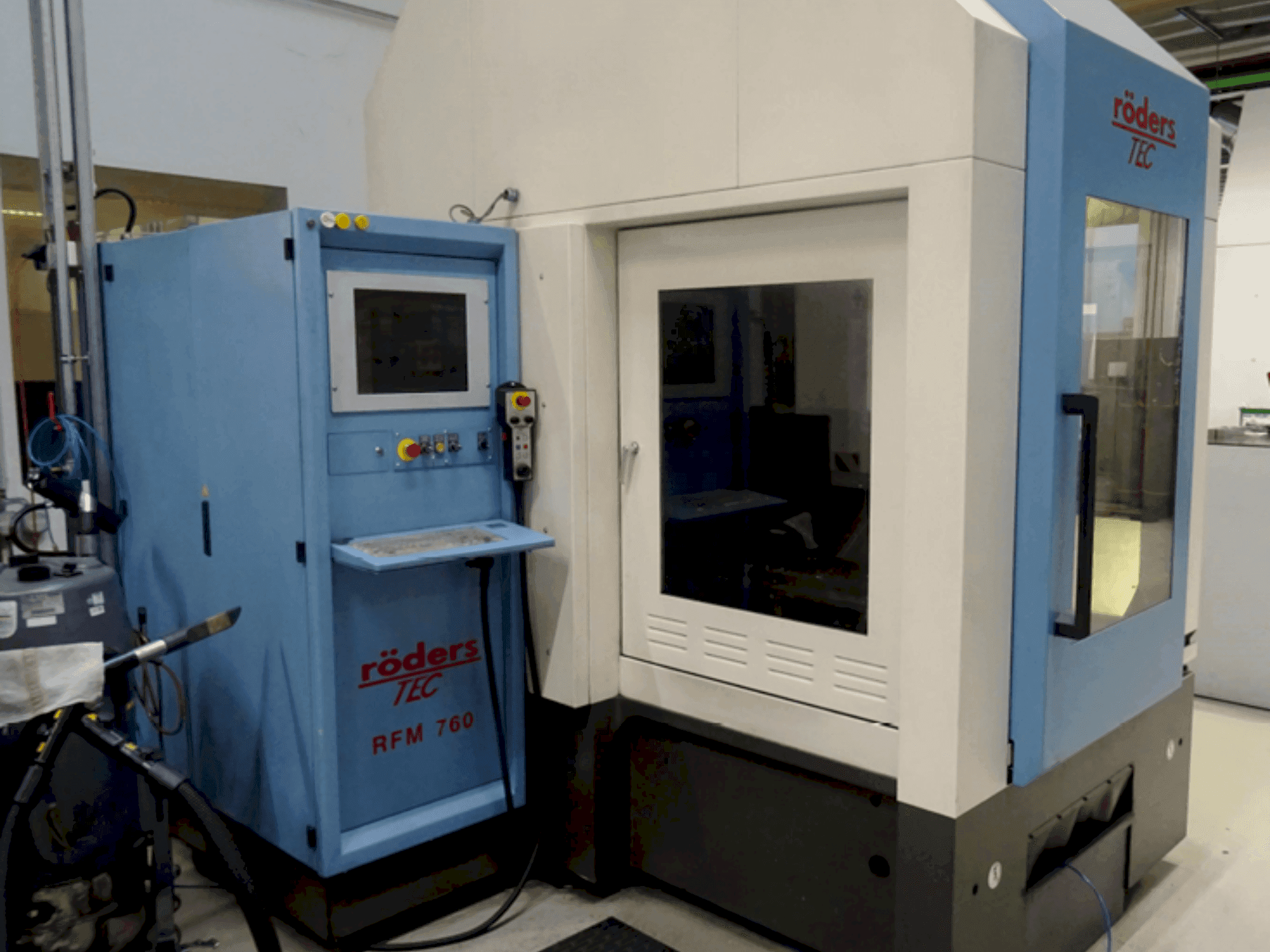 Čelní pohled na Roders RFM 760 stroj