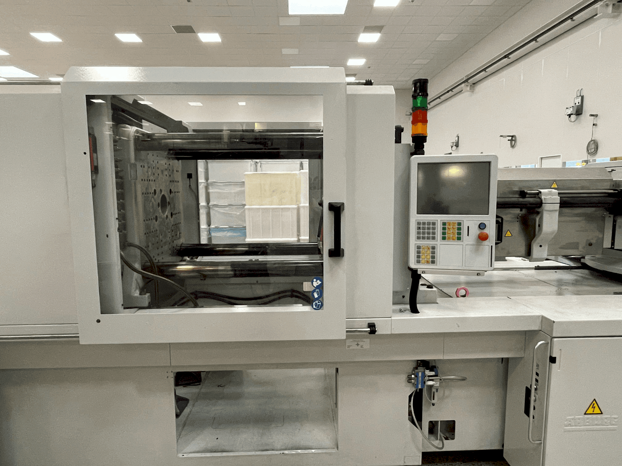 Čelní pohled na Arburg Allrounder 570 H 2000-1300 stroj