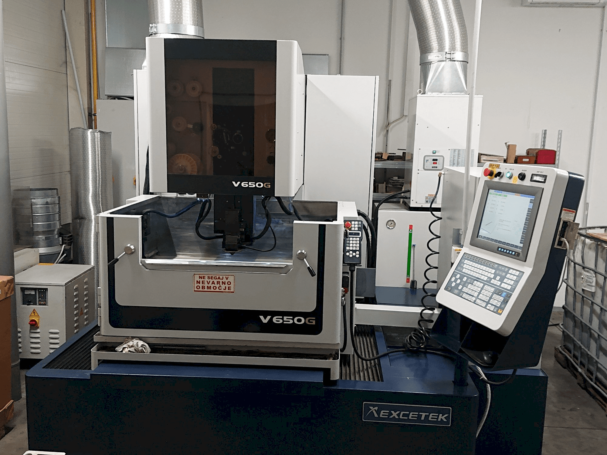 Čelní pohled na EXCETEK V650G stroj