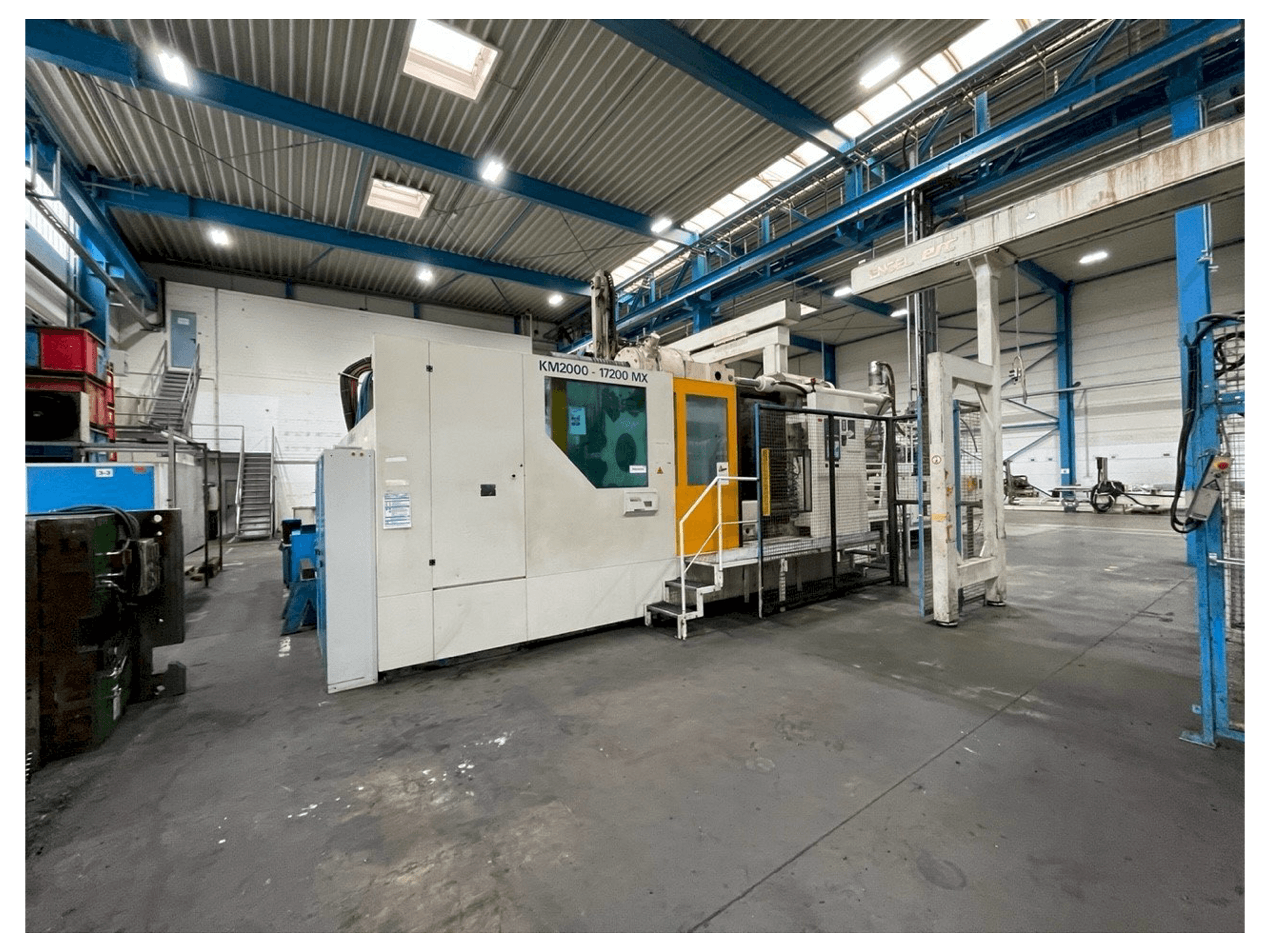 Čelní pohled na Krauss Maffei KM 2000 17200 MX stroj