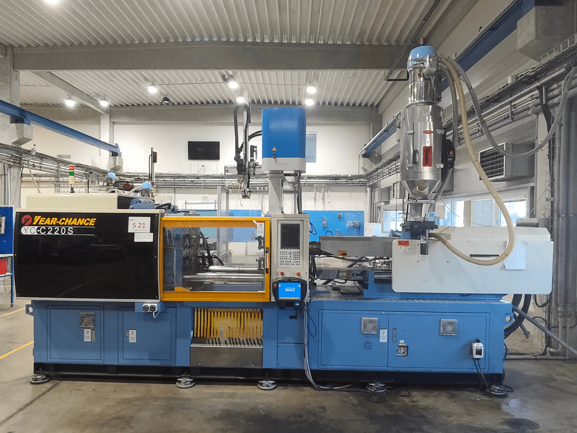Elektrický vstřikovací stroj YEAR-CHANCE YC-C 220S, pohled zepředu, s ovládacím panelem a zásobníkem materiálu.