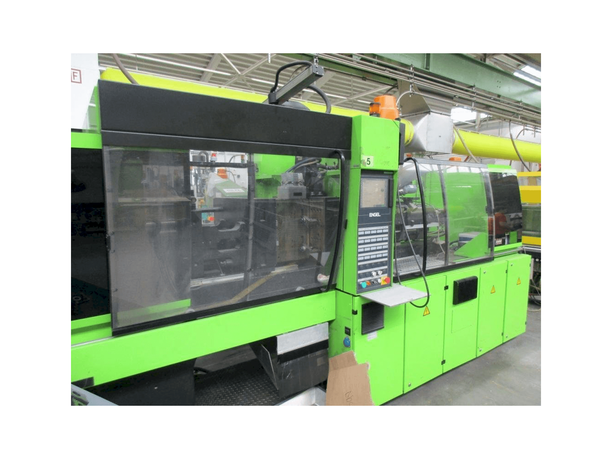 Čelní pohled na ENGEL Victory 500-110 Tech stroj