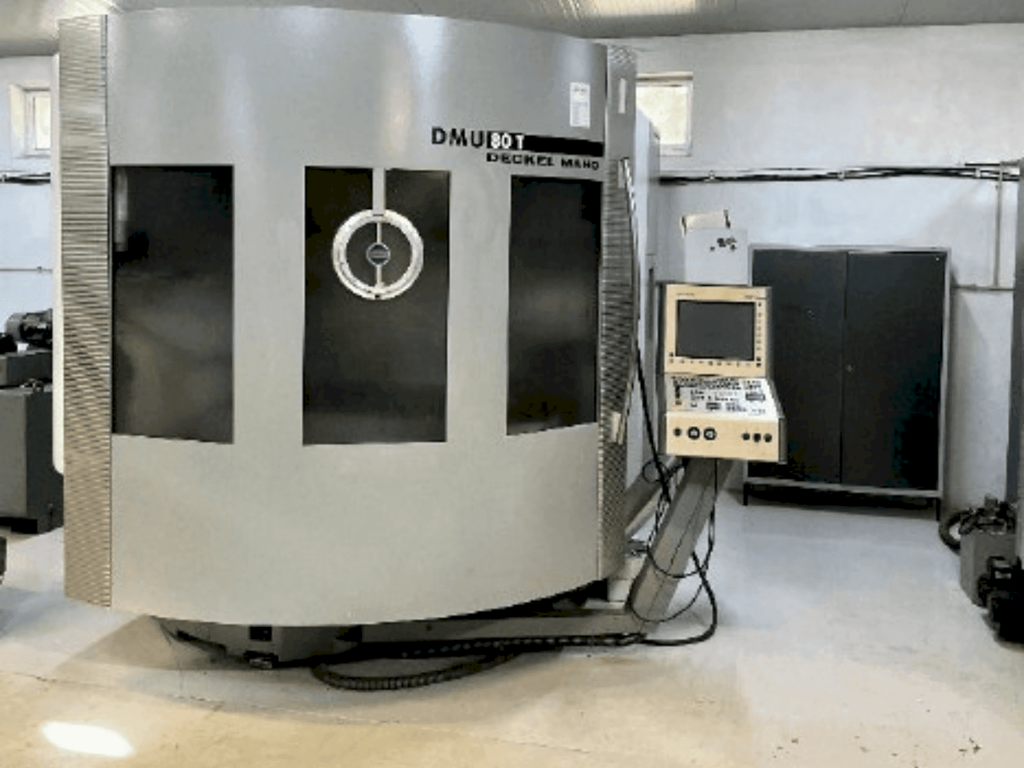 Čelní pohled na DMG DECKEL MAHO DMU 80T stroj