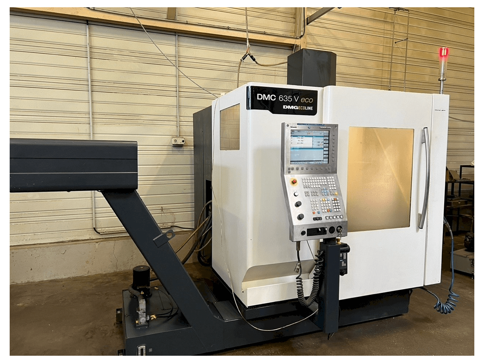 Čelní pohled na DMG DMC 635V ECOLINE stroj
