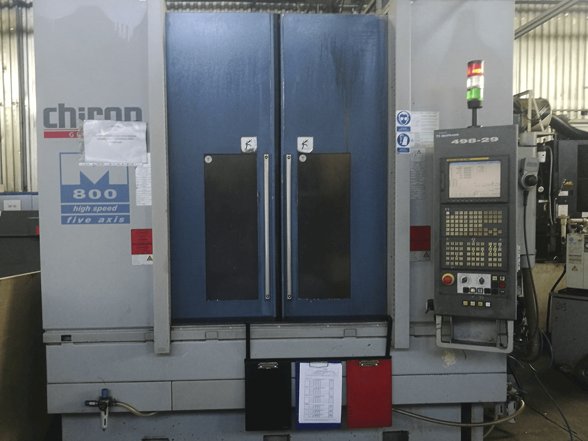 Čelní pohled na CHIRON MILL 800 stroj